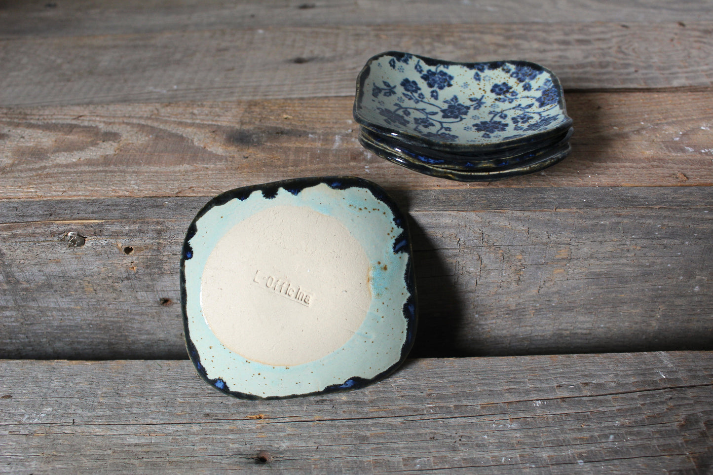 piattini in gres per aperitivo con decorazione a fiori blu