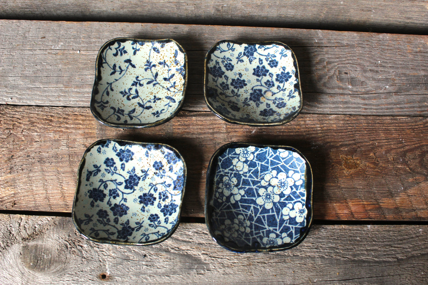 piattini in gres per aperitivo con decorazione a fiori blu