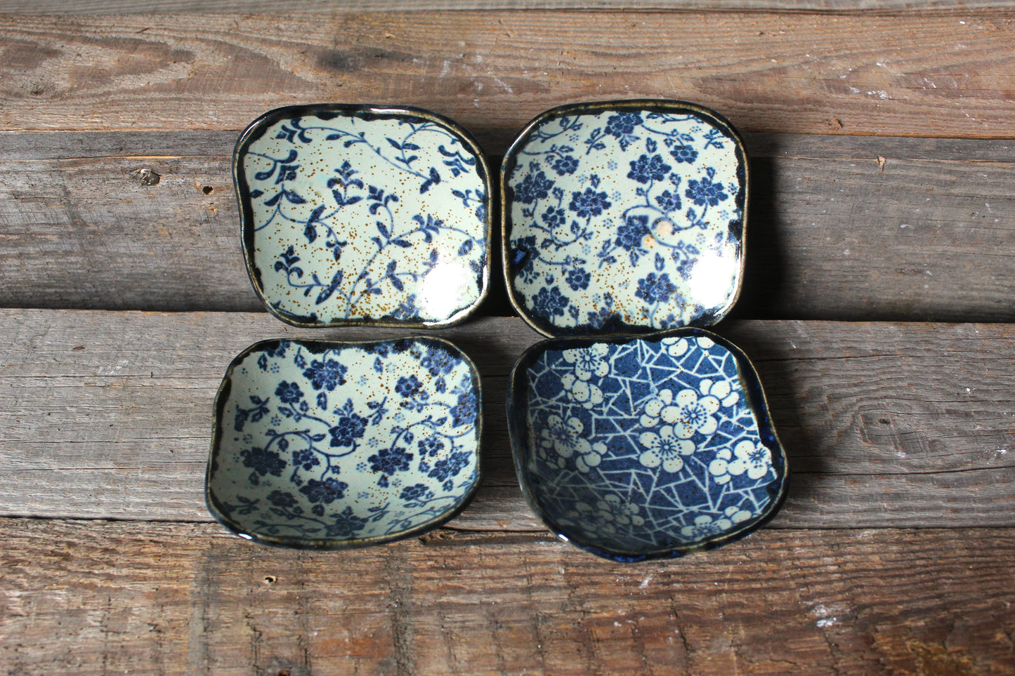 piattini in gres per aperitivo con decorazione a fiori blu