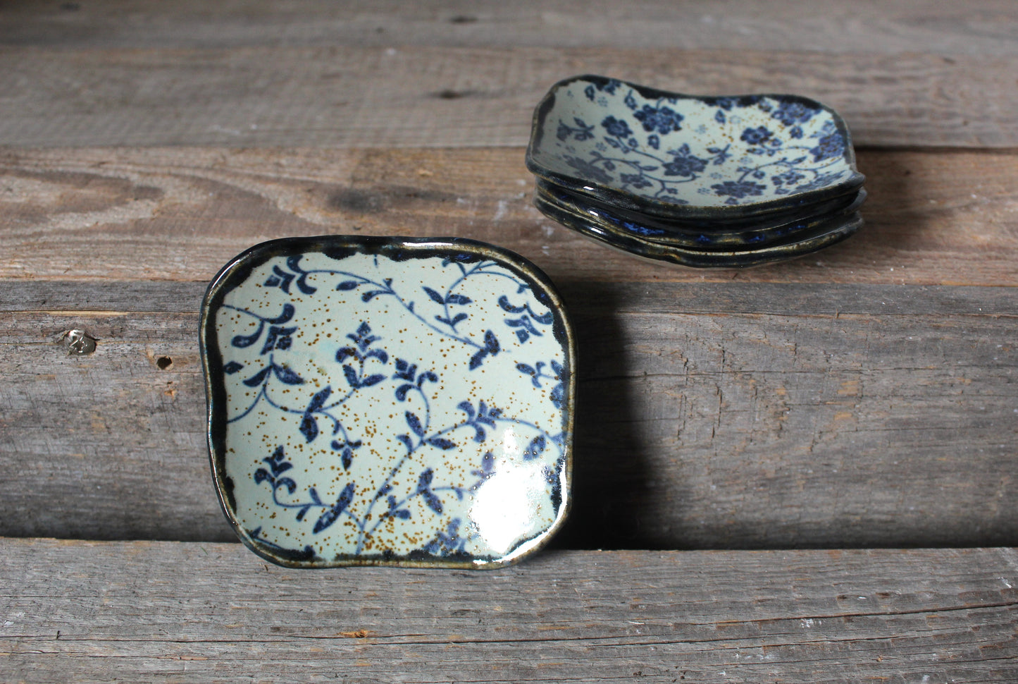 piattini in gres per aperitivo con decorazione a fiori blu