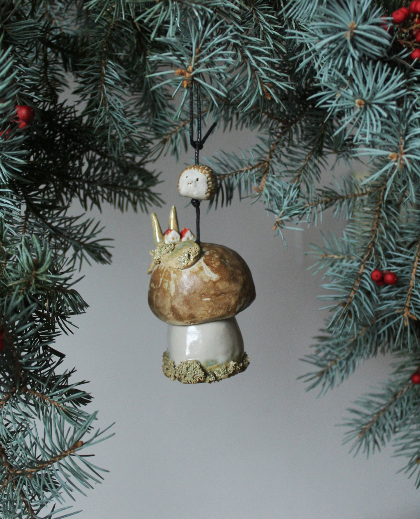 campanellina a forma di fungo con riccio. Decorazione natalizia