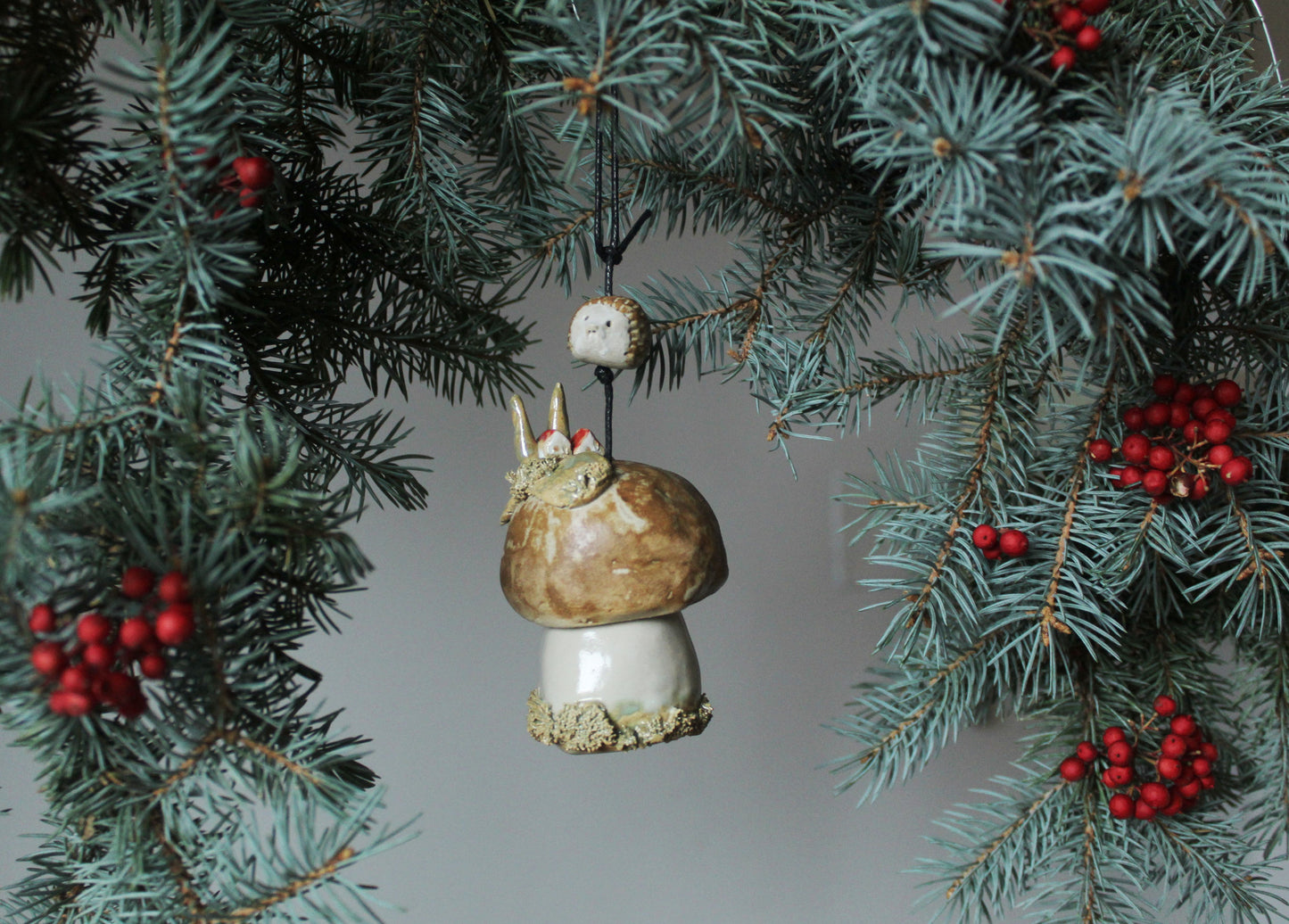 campanellina a forma di fungo con riccio. Decorazione natalizia