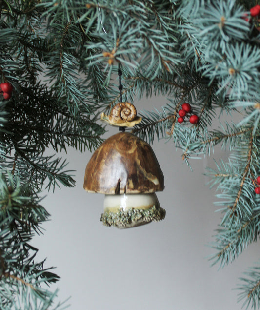 campanellina a forma di fungo con lumachina. Decorazione natalizia