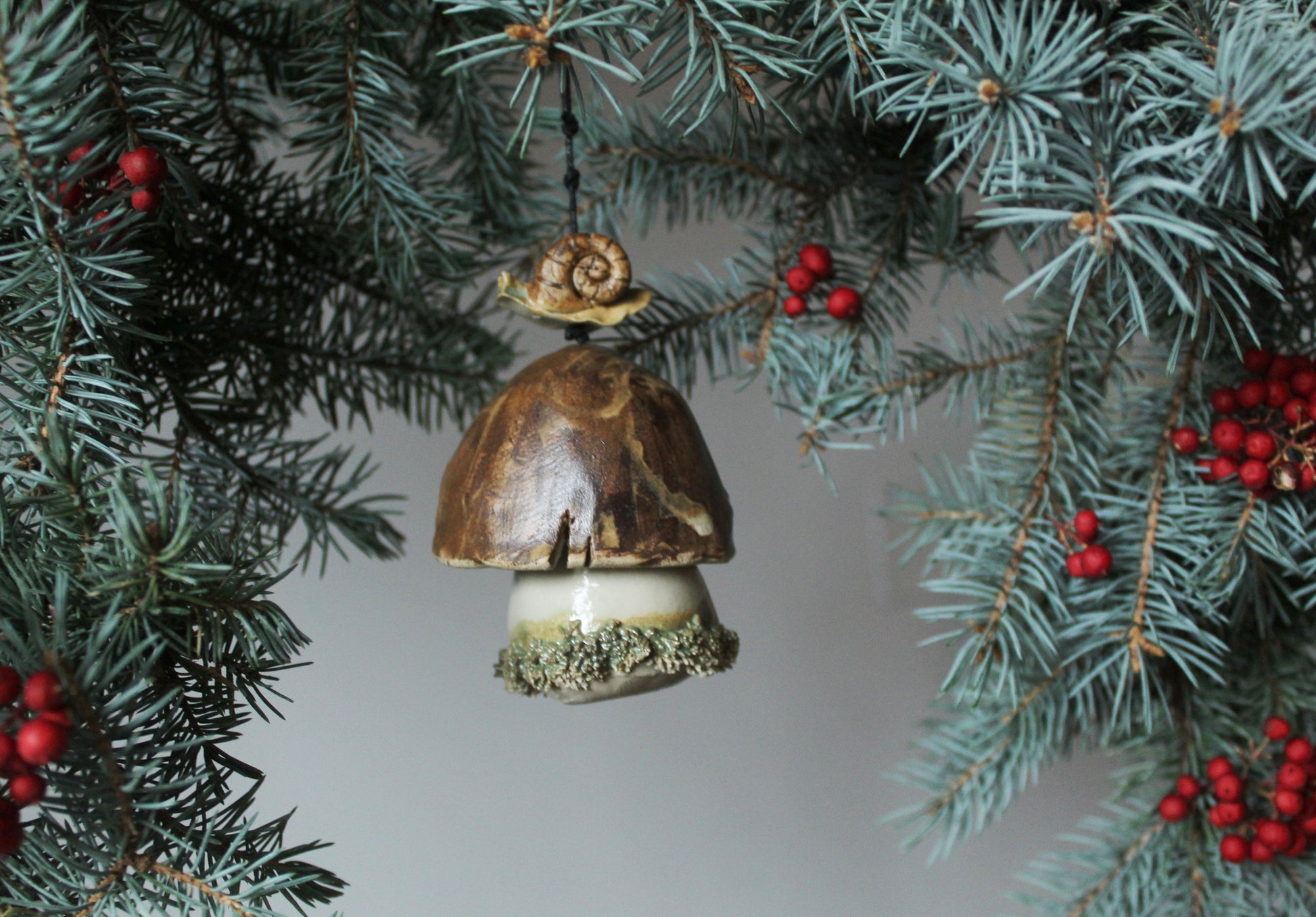 campanellina a forma di fungo con lumachina. Decorazione natalizia