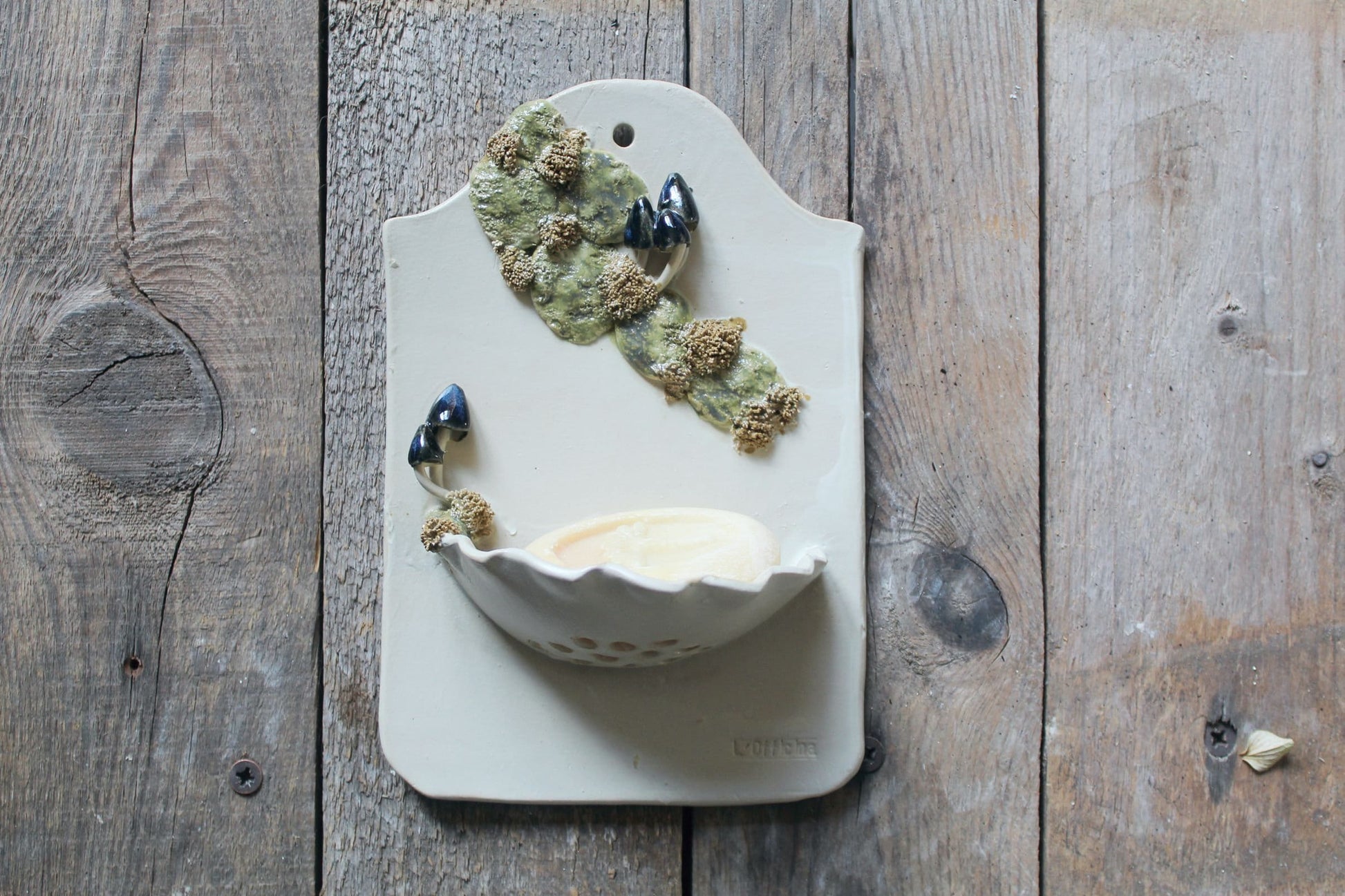 portasapone verticale con funghetti blu