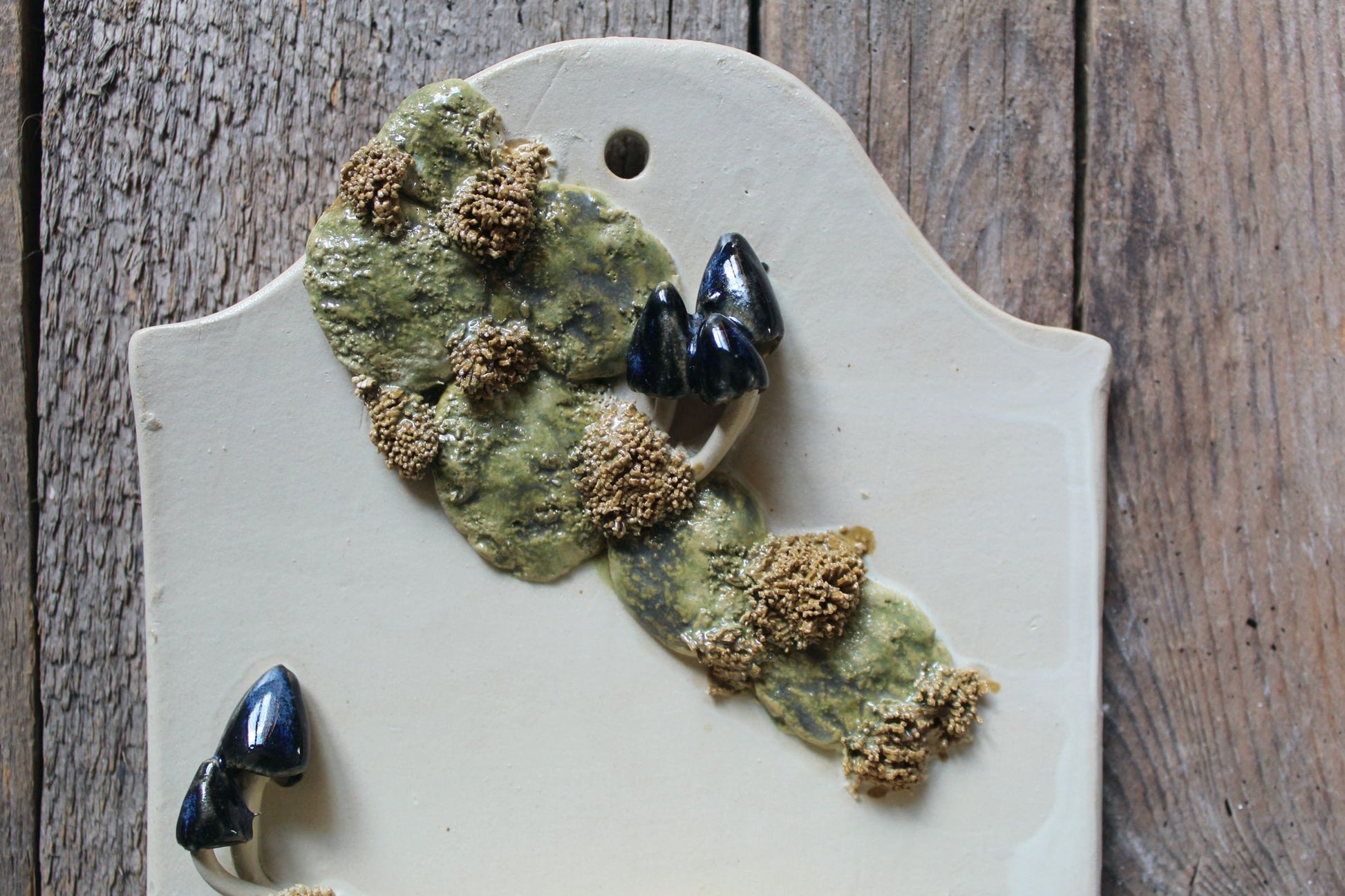 portasapone verticale con funghetti blu