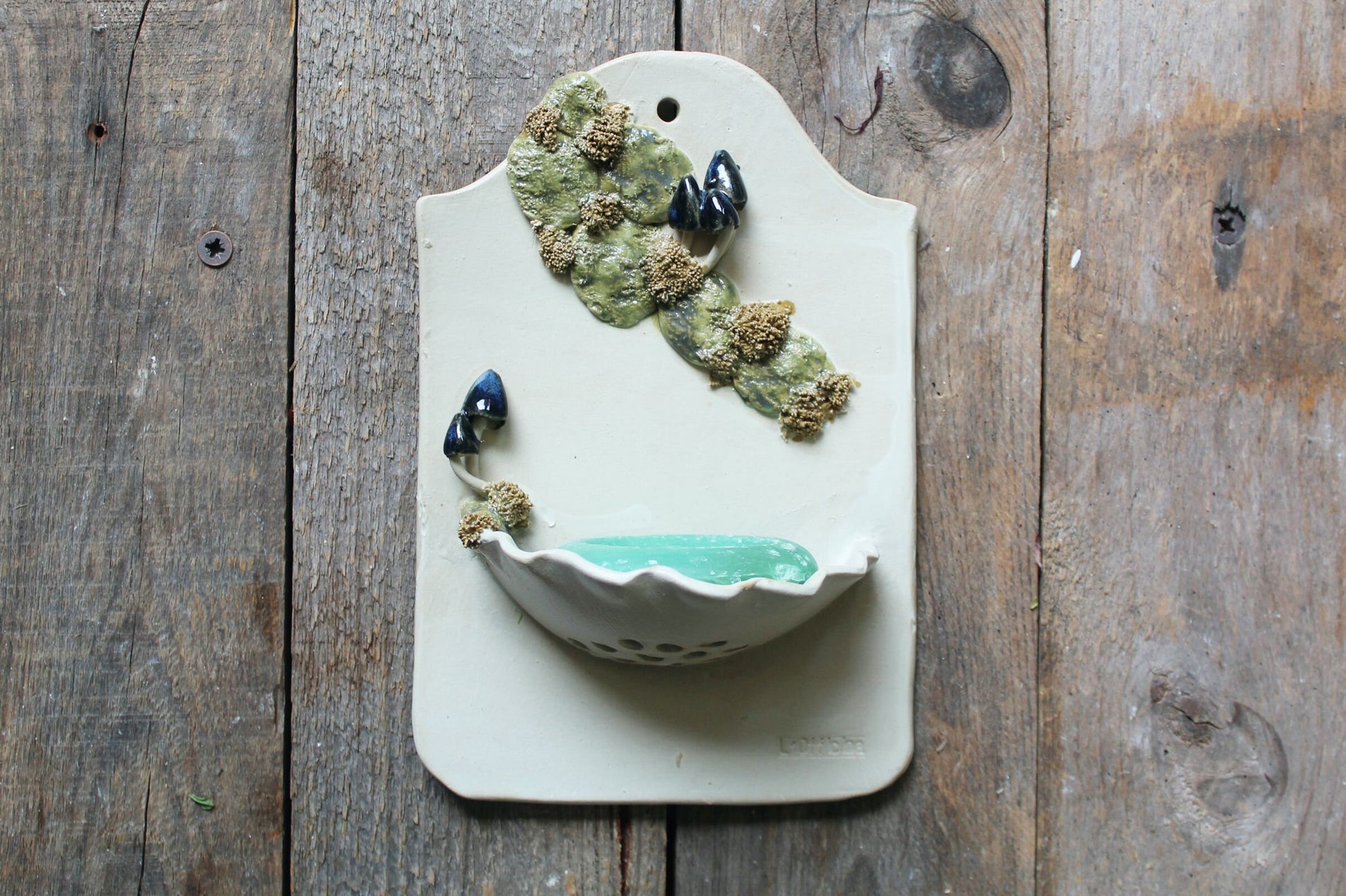 portasapone verticale con funghetti blu