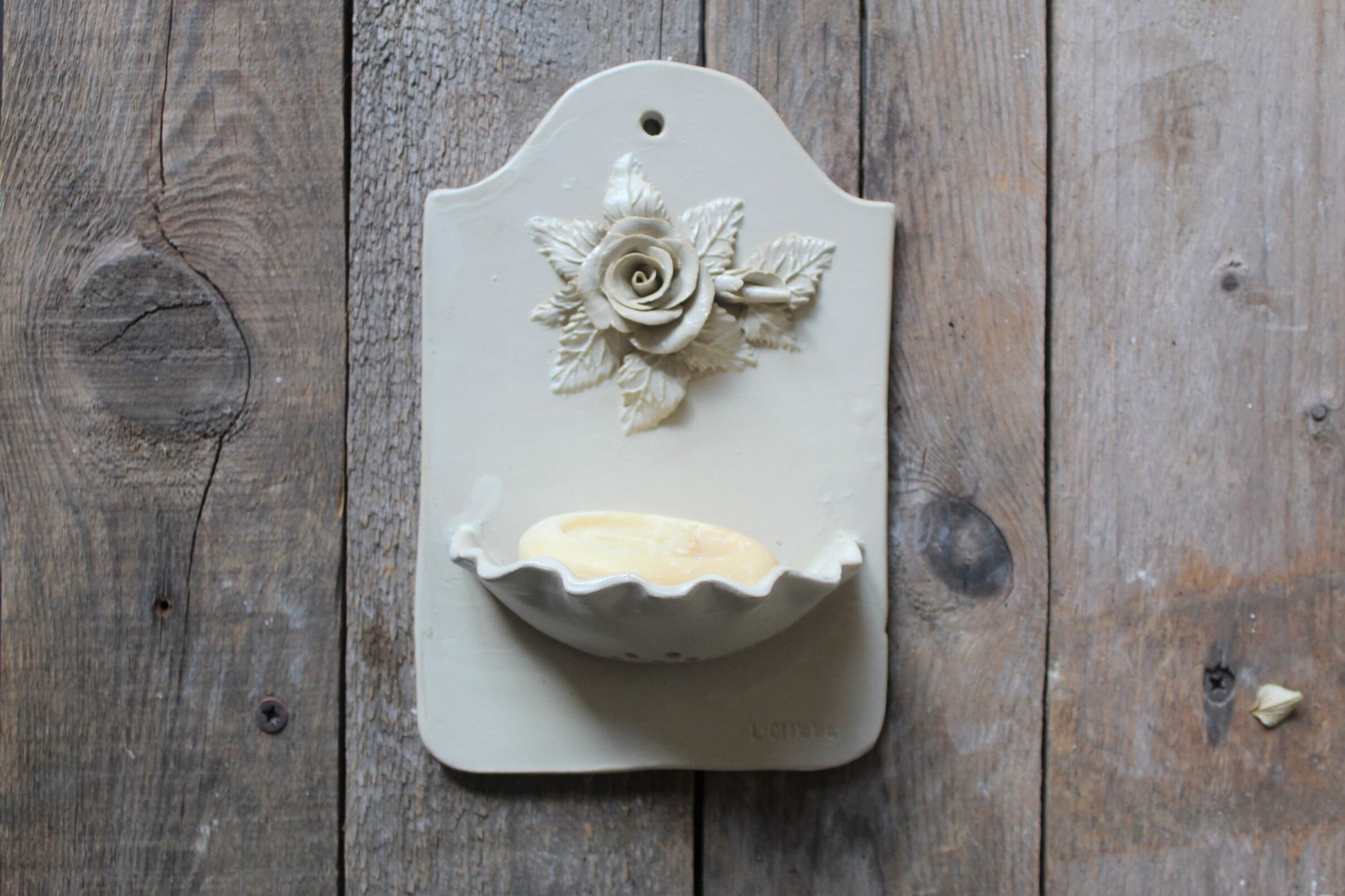 portasapone da appendere con rosa