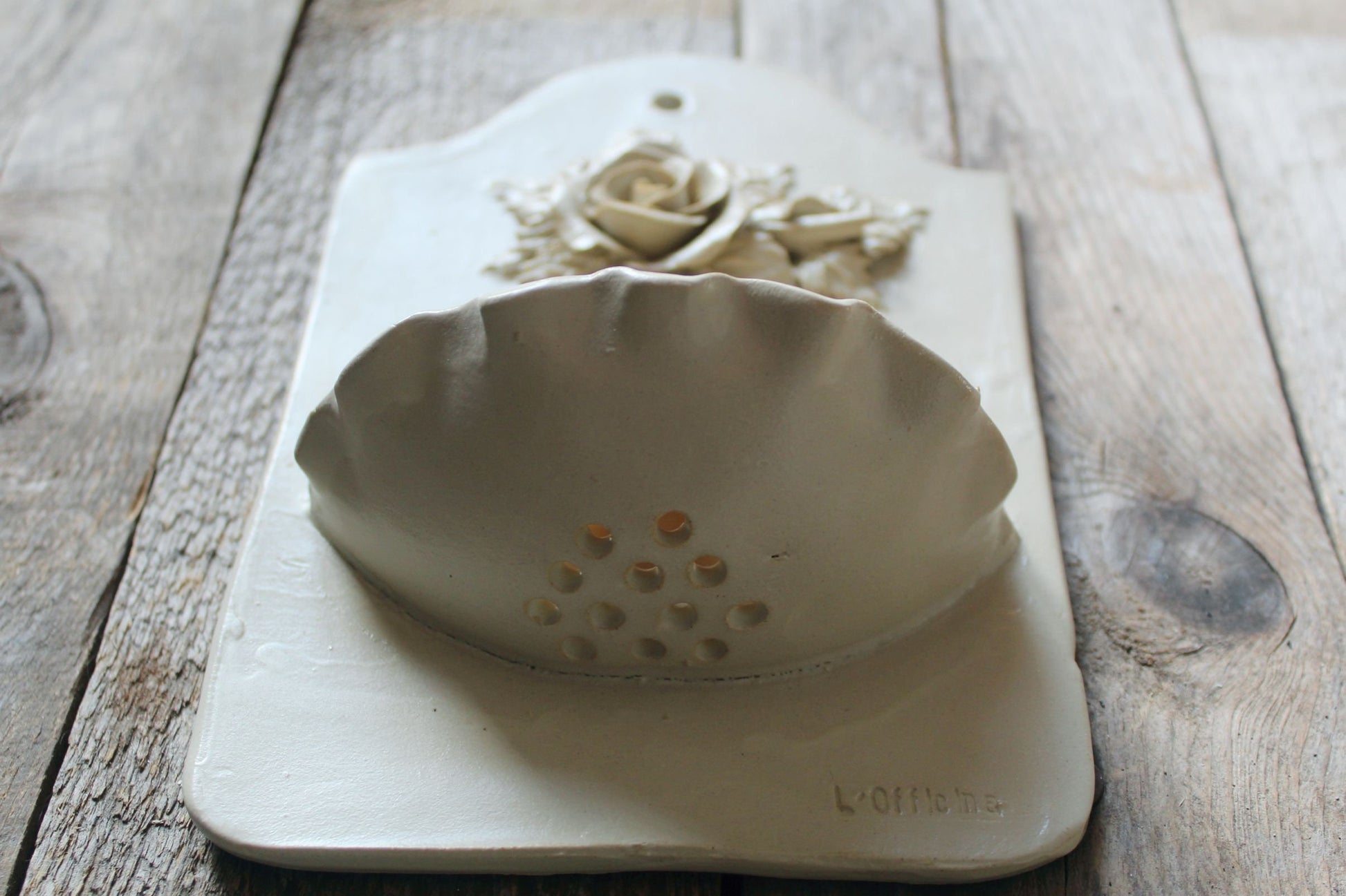 portasapone da appendere con rosa