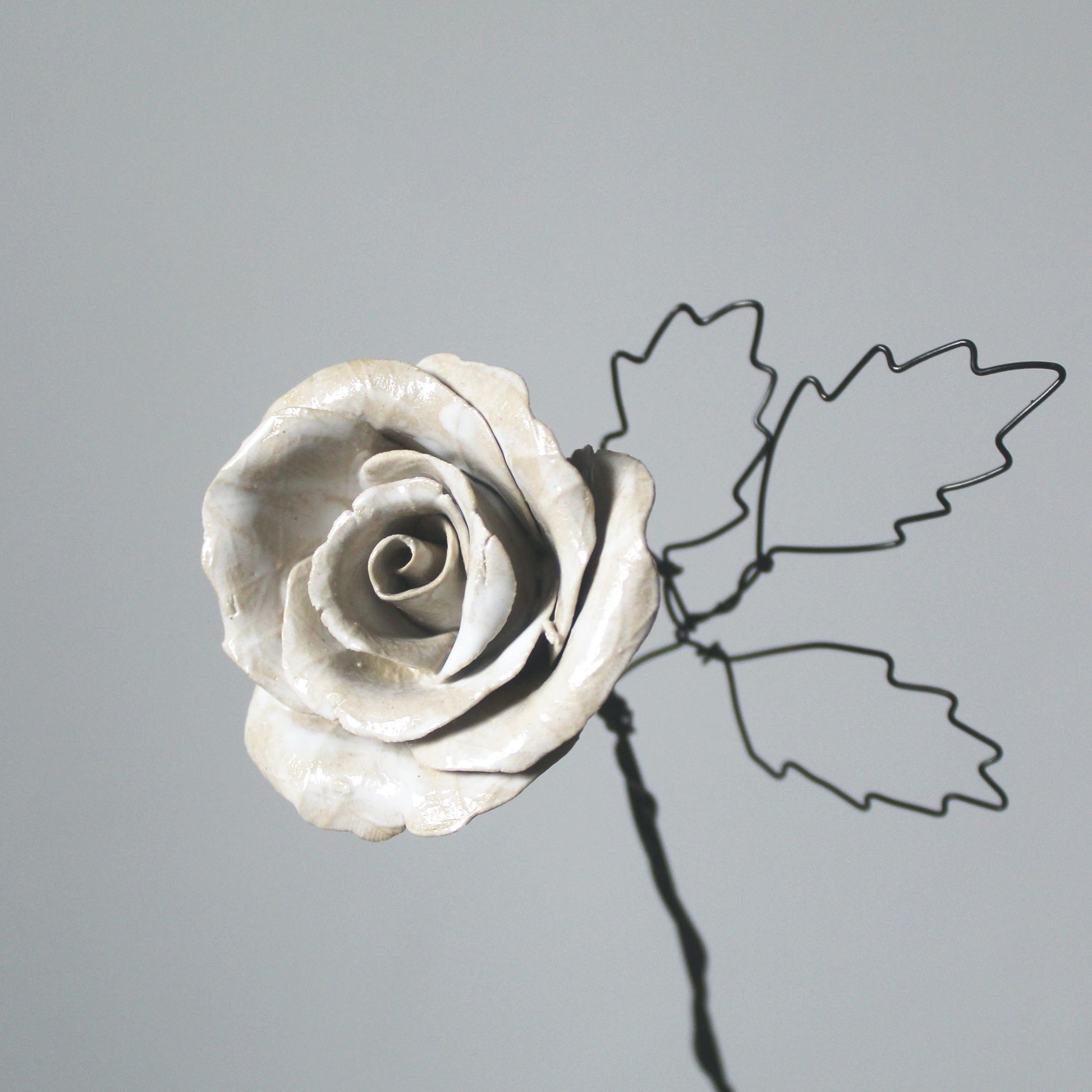 fiore in ceramica con stelo e foglie in fil di ferro