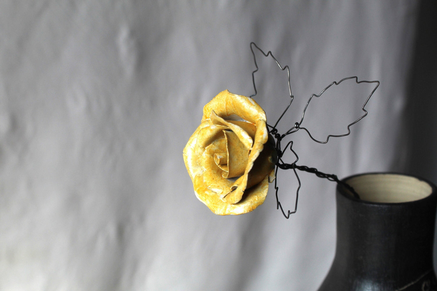 fiore in ceramica con stelo e foglie in fil di ferro