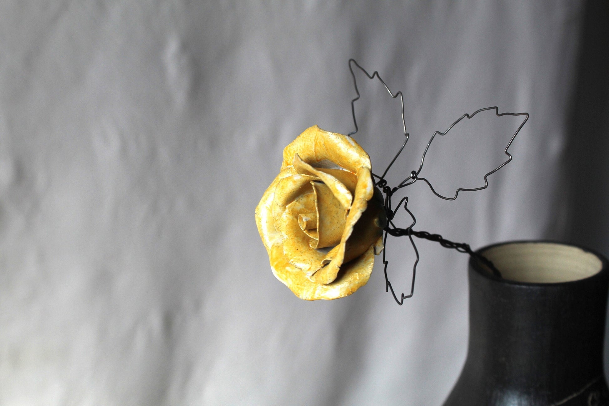 fiore in ceramica con stelo e foglie in fil di ferro