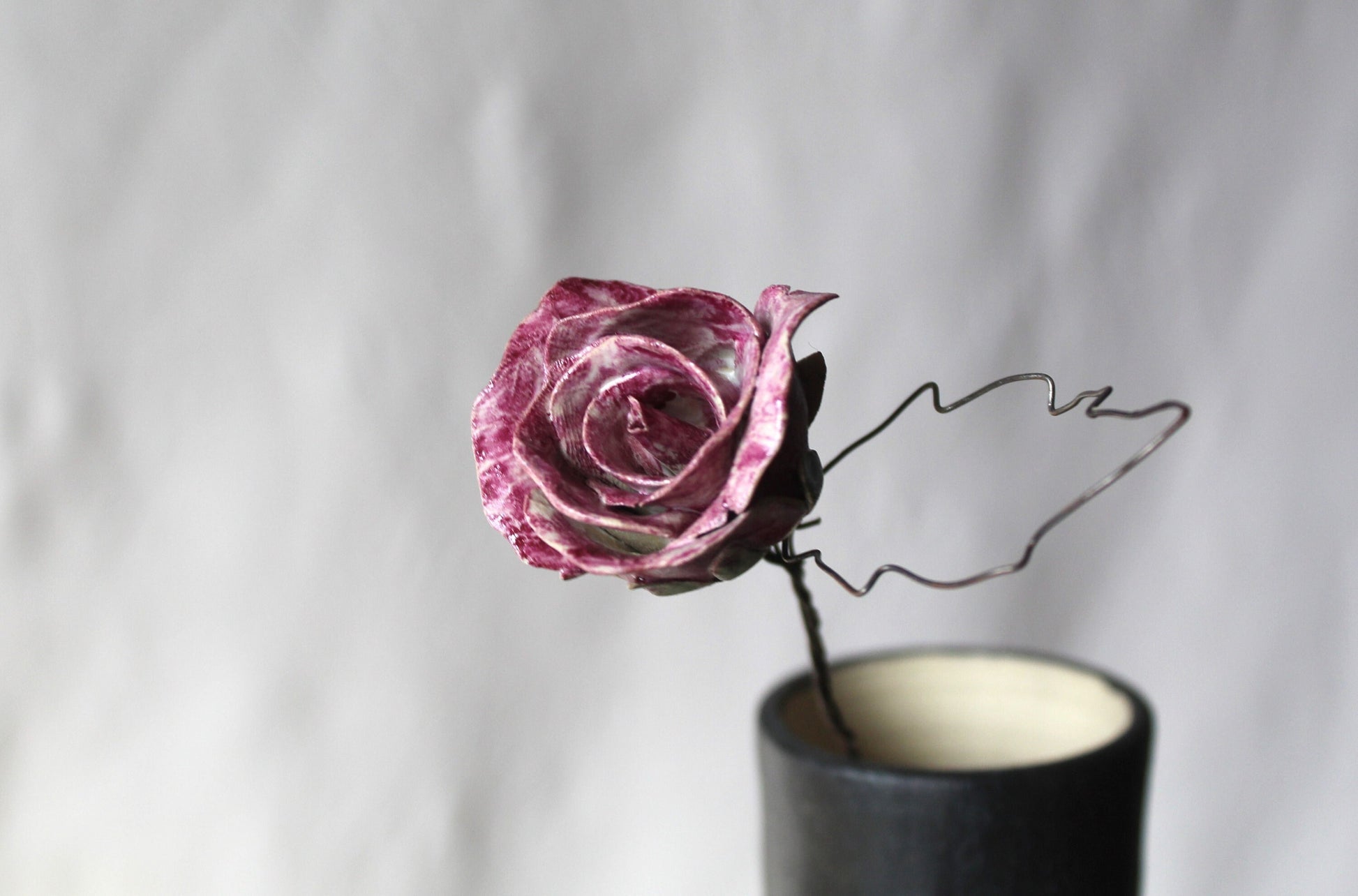 fiore in ceramica con stelo e foglie in fil di ferro