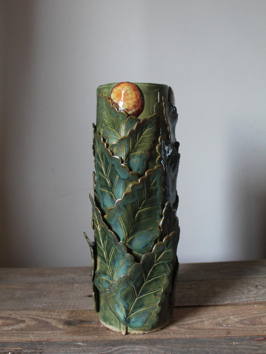 vaso cilindrico ispirato alle opere di Rousseau con foglie e arance