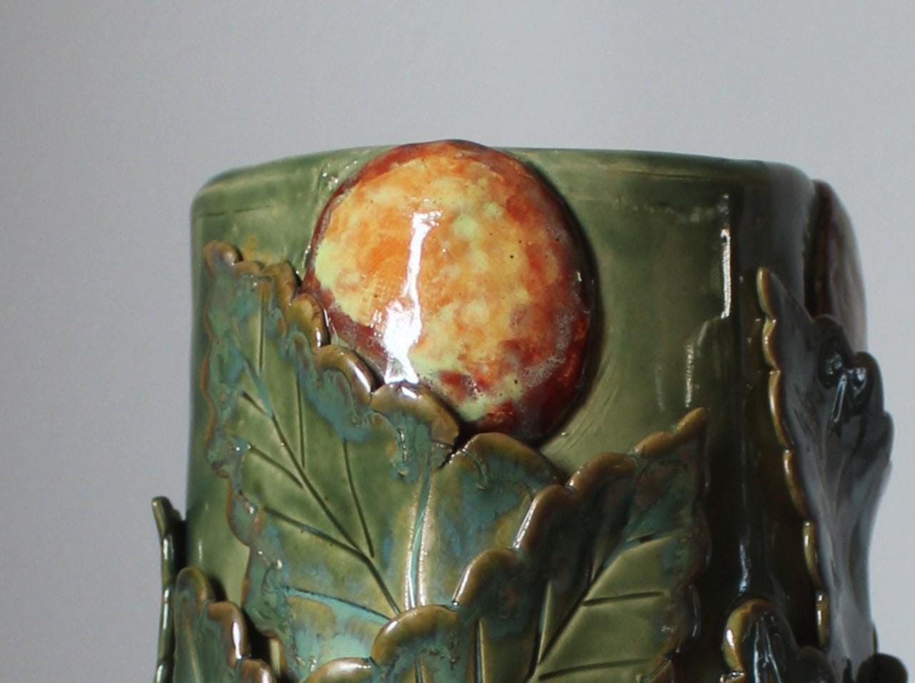 vaso cilindrico ispirato alle opere di Rousseau con foglie e arance