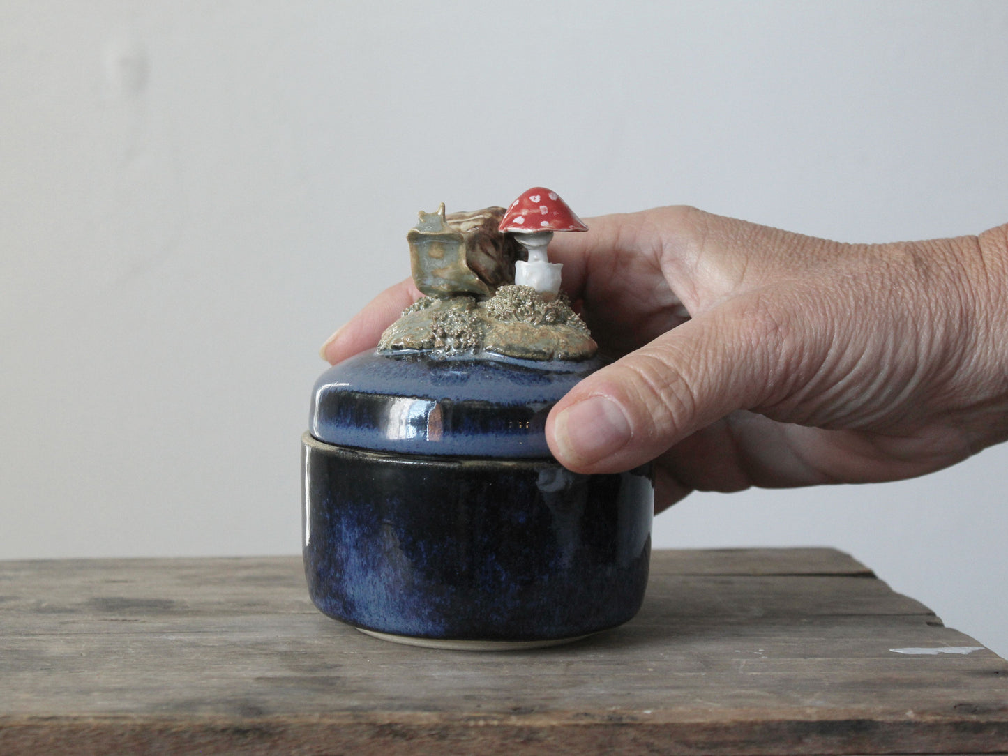 scatola portagioie in gres blu con lumaca e amanite muscaria