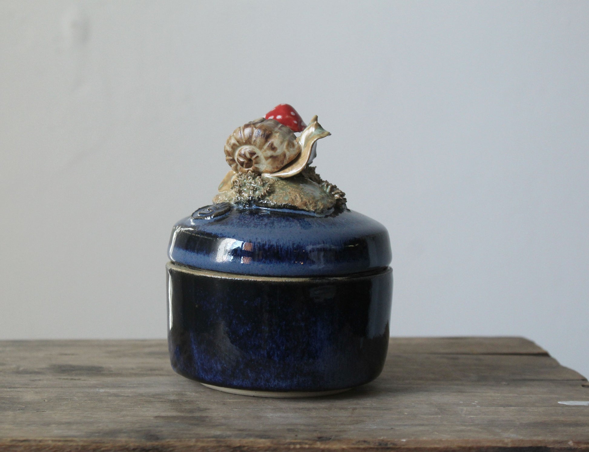 scatola portagioie in gres blu con lumaca e amanite muscaria