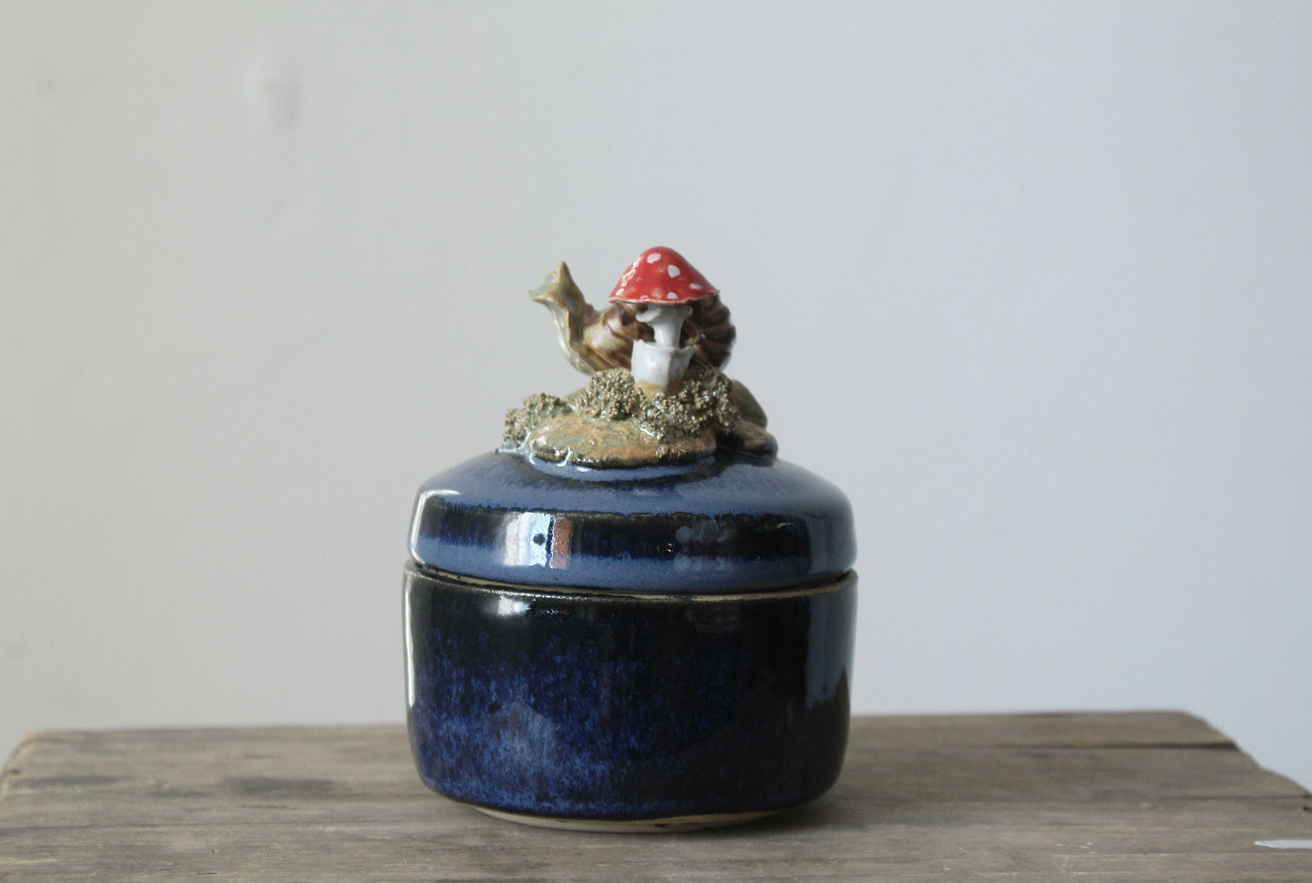 scatola portagioie in gres blu con lumaca e amanite muscaria