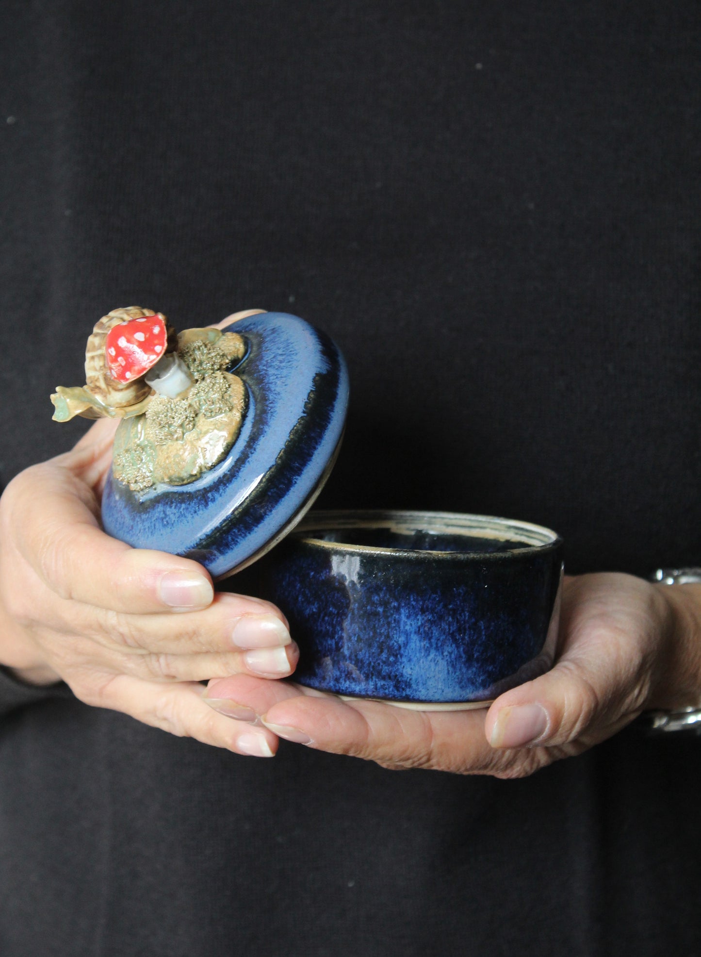 scatola portagioie in gres blu con lumaca e amanite muscaria