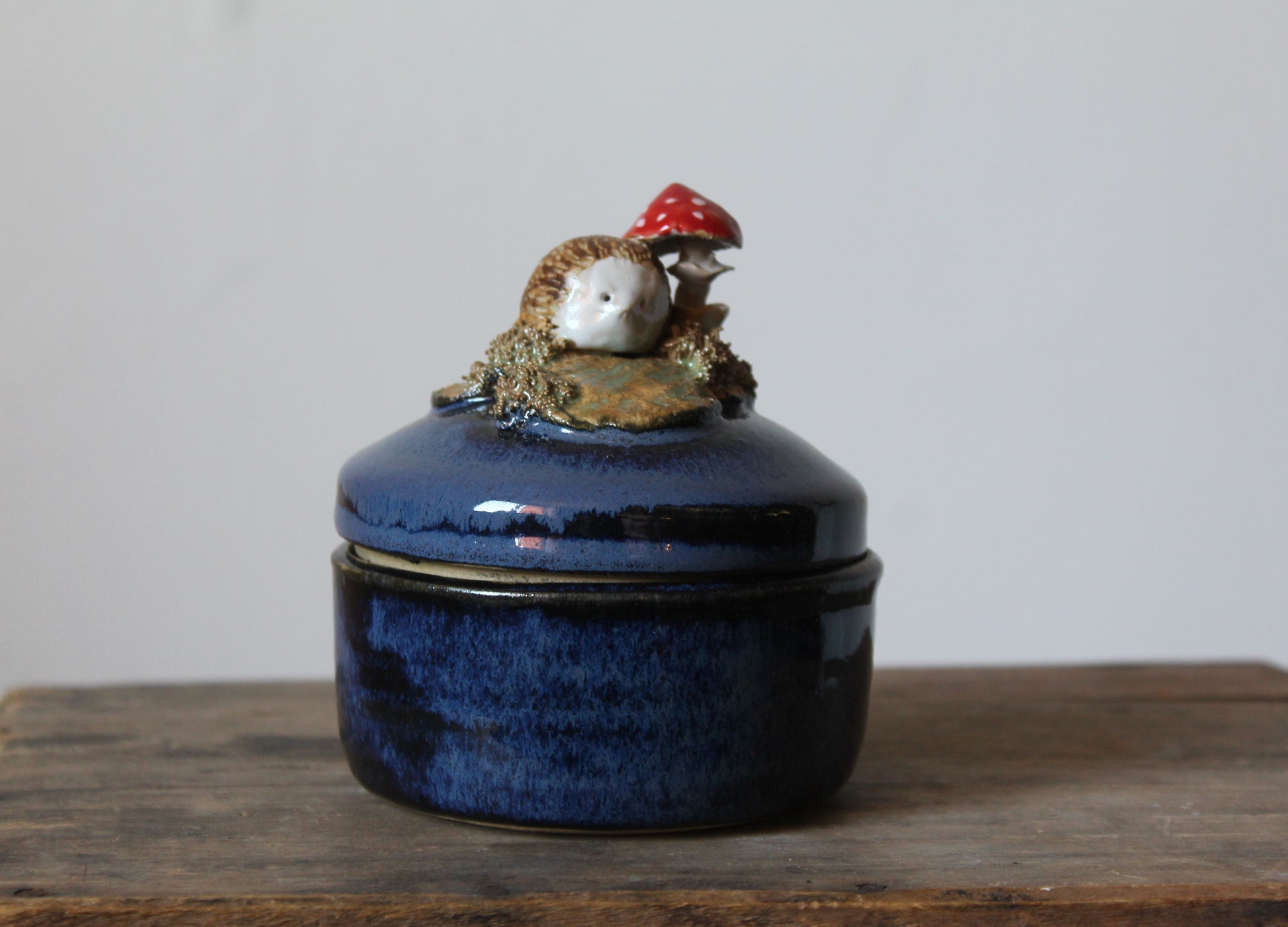 scatola portagioie in gres blu con riccio e amanite muscaria