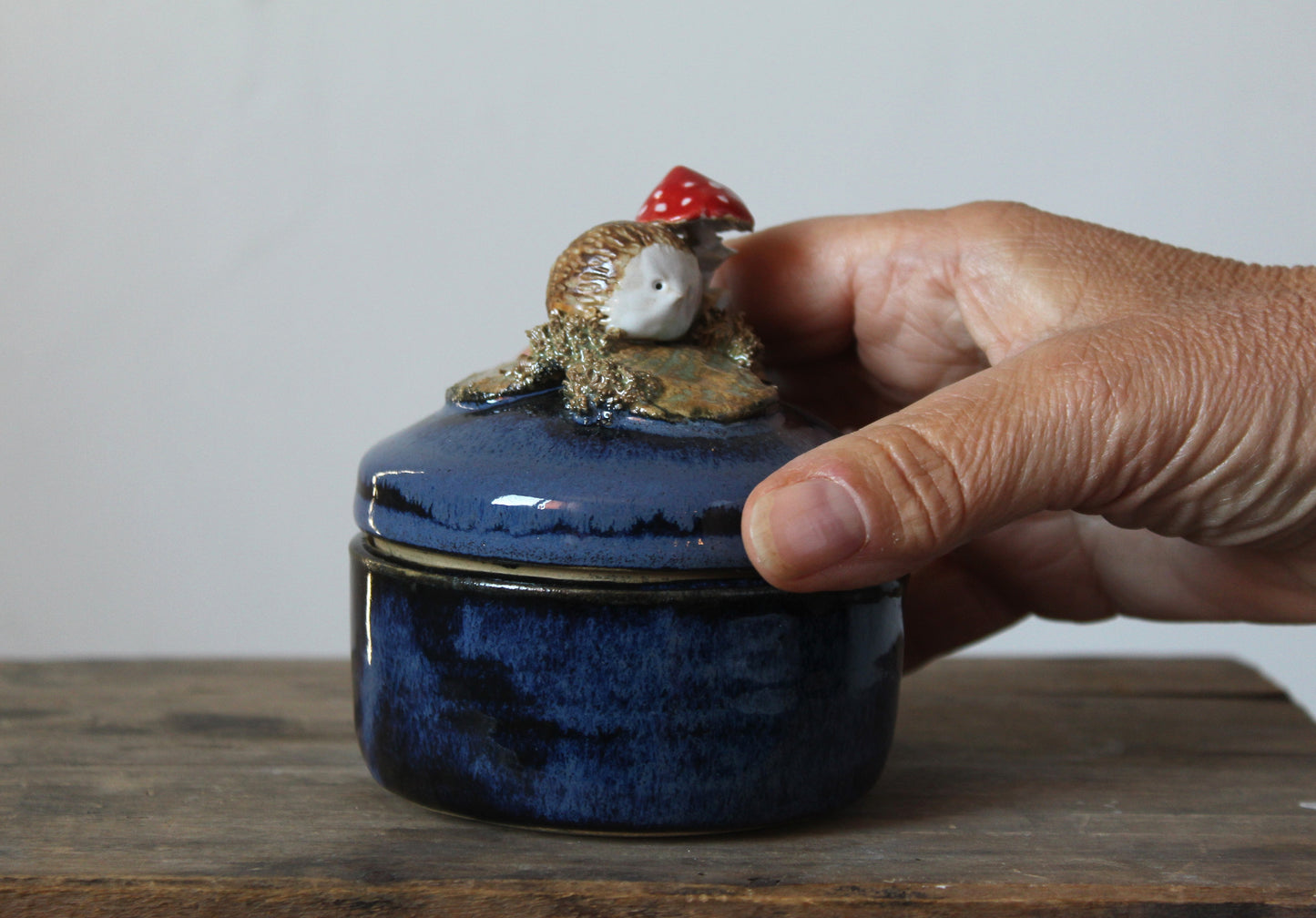 scatola portagioie in gres blu con riccio e amanite muscaria