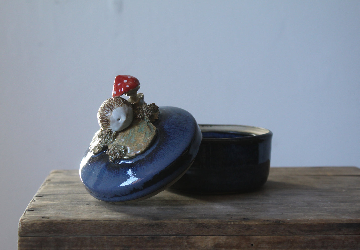 scatola portagioie in gres blu con riccio e amanite muscaria