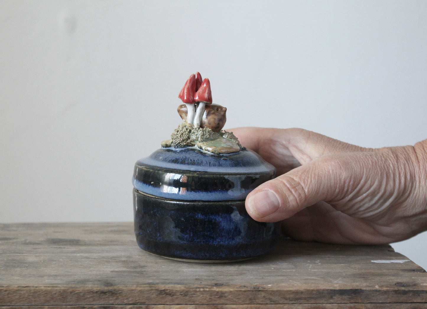 Scatola portagioie blu in gres con uccellino e funghetti rossi