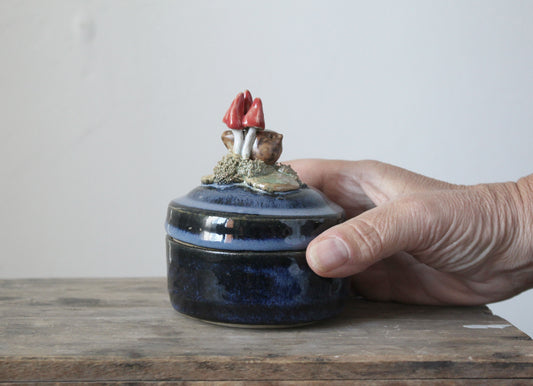 Scatola portagioie blu in gres con uccellino e funghetti rossi