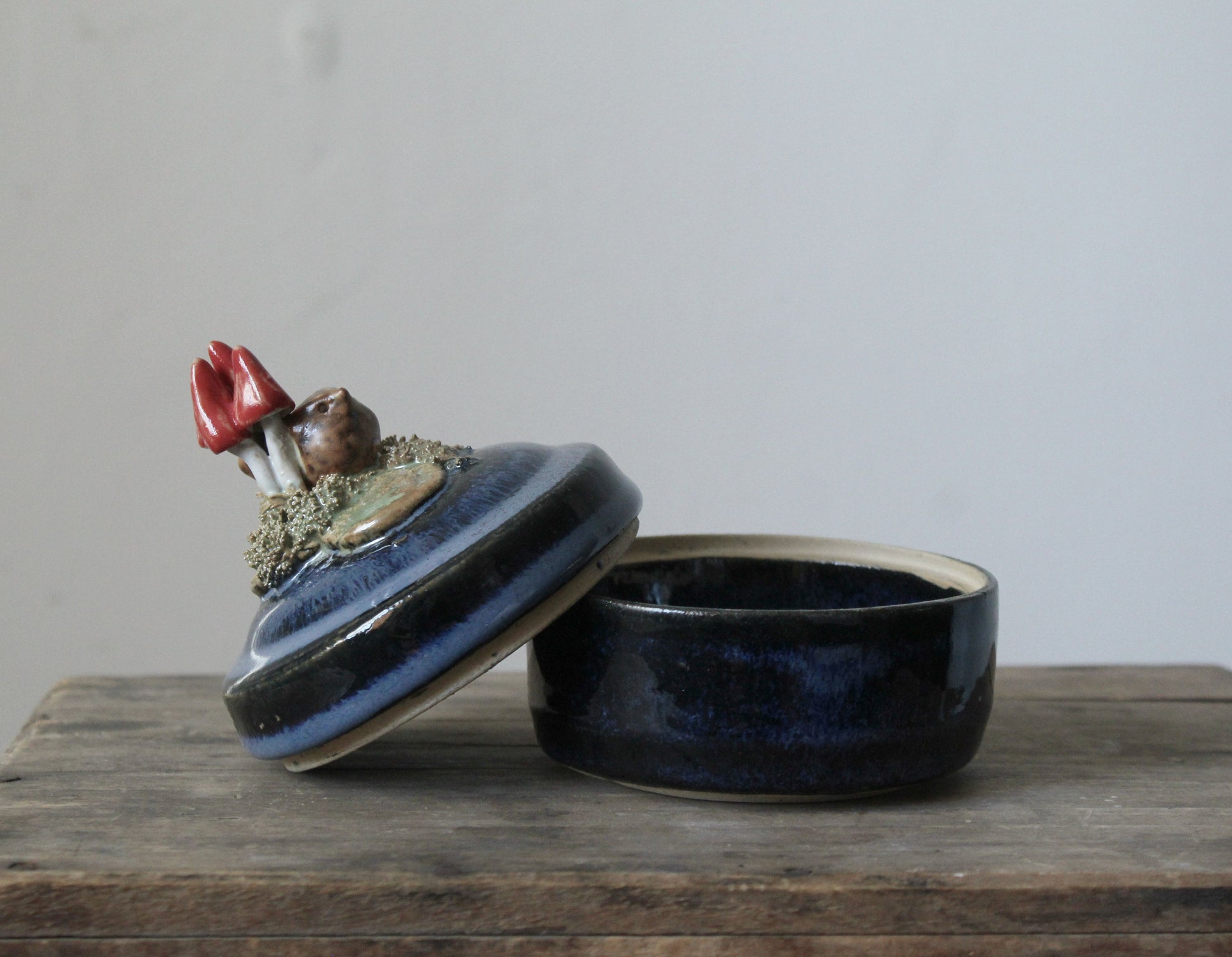 Scatola portagioie blu in gres con uccellino e funghetti rossi