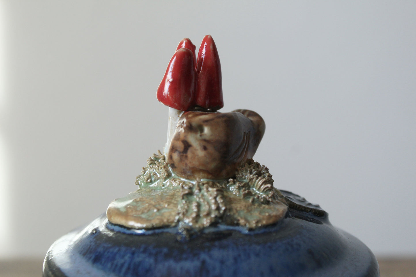 Scatola portagioie blu in gres con uccellino e funghetti rossi