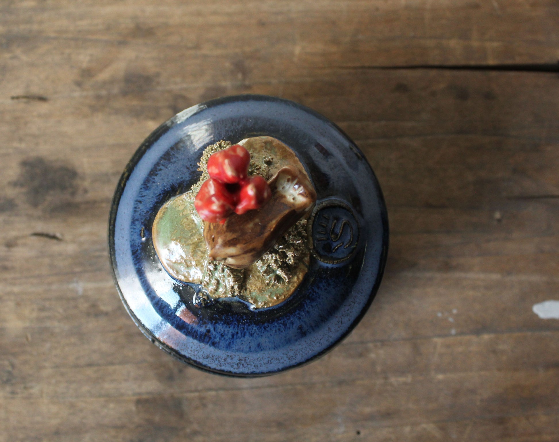 Scatola portagioie blu in gres con uccellino e funghetti rossi