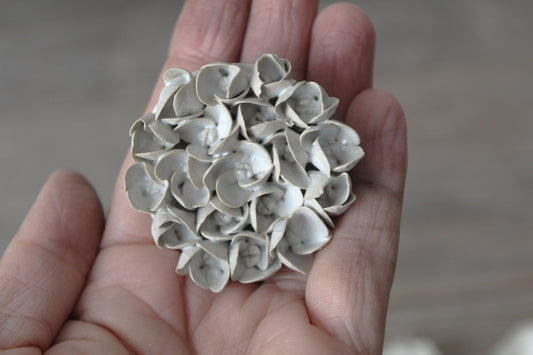 Spilla con fiore di ortensia in gres chiaro fatto a mano, diametro 5.5cm