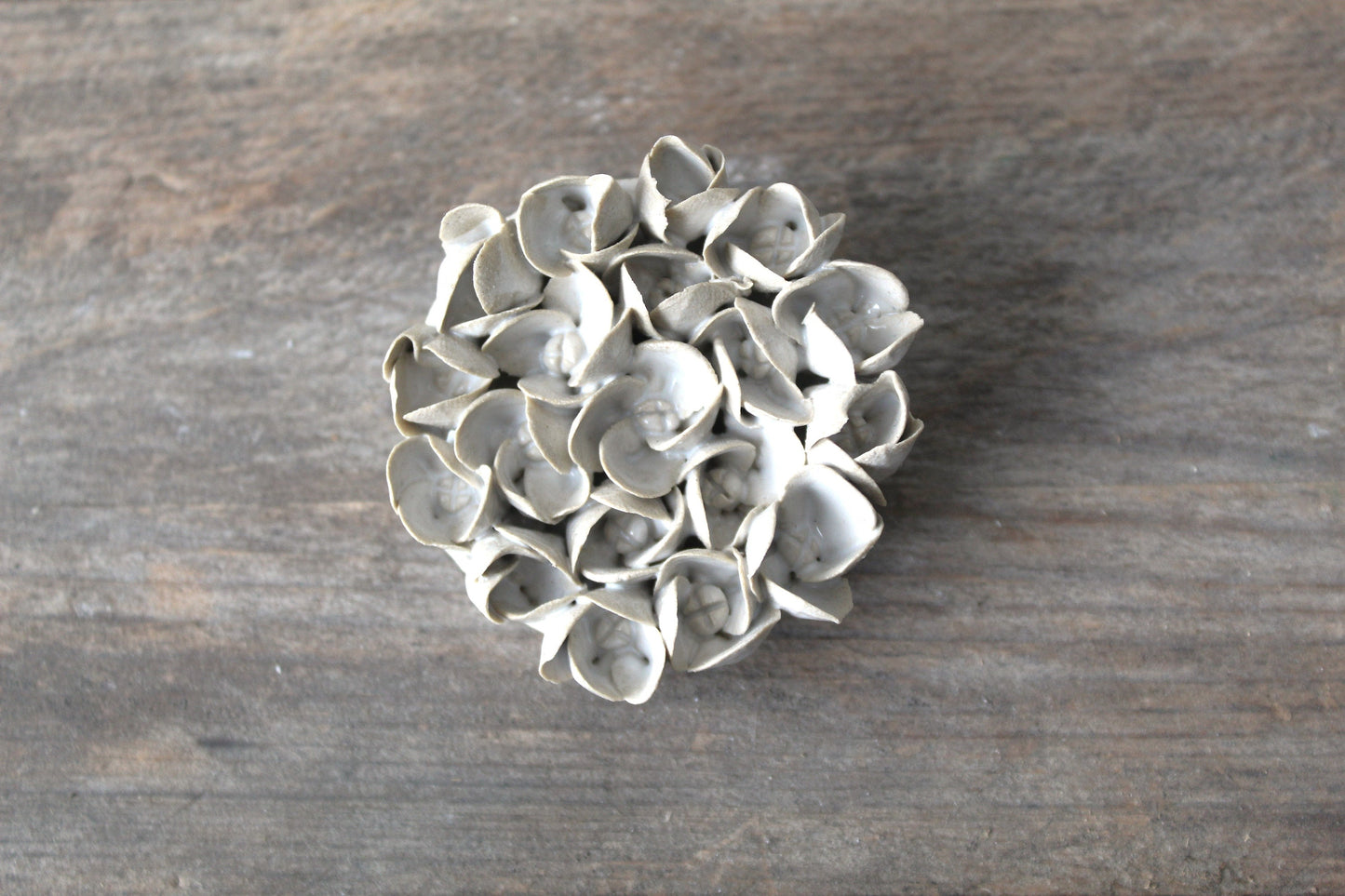 Spilla con fiore di ortensia in gres chiaro fatto a mano, diametro 5.5cm