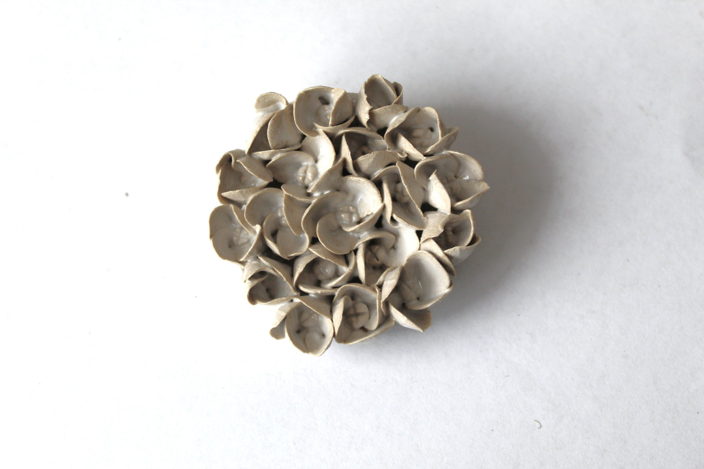 Spilla con fiore di ortensia in gres chiaro fatto a mano, diametro 5.5cm