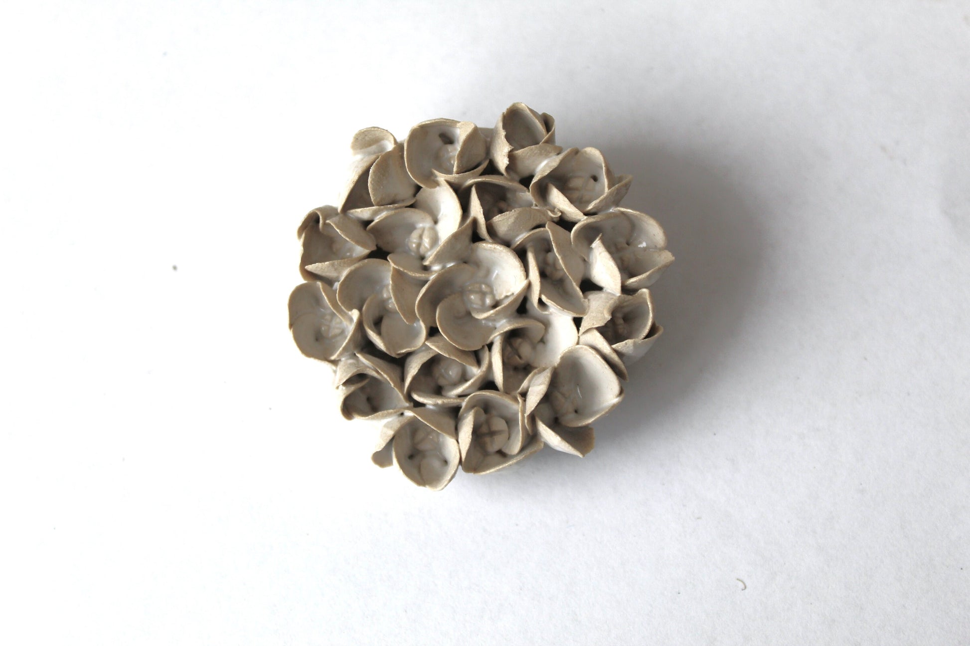 Spilla con fiore di ortensia in gres chiaro fatto a mano, diametro 5.5cm