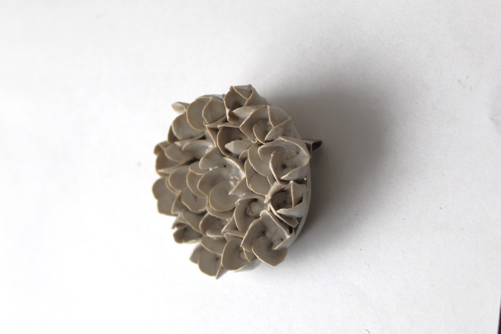 Spilla con fiore di ortensia in gres chiaro fatto a mano, diametro 5.5cm
