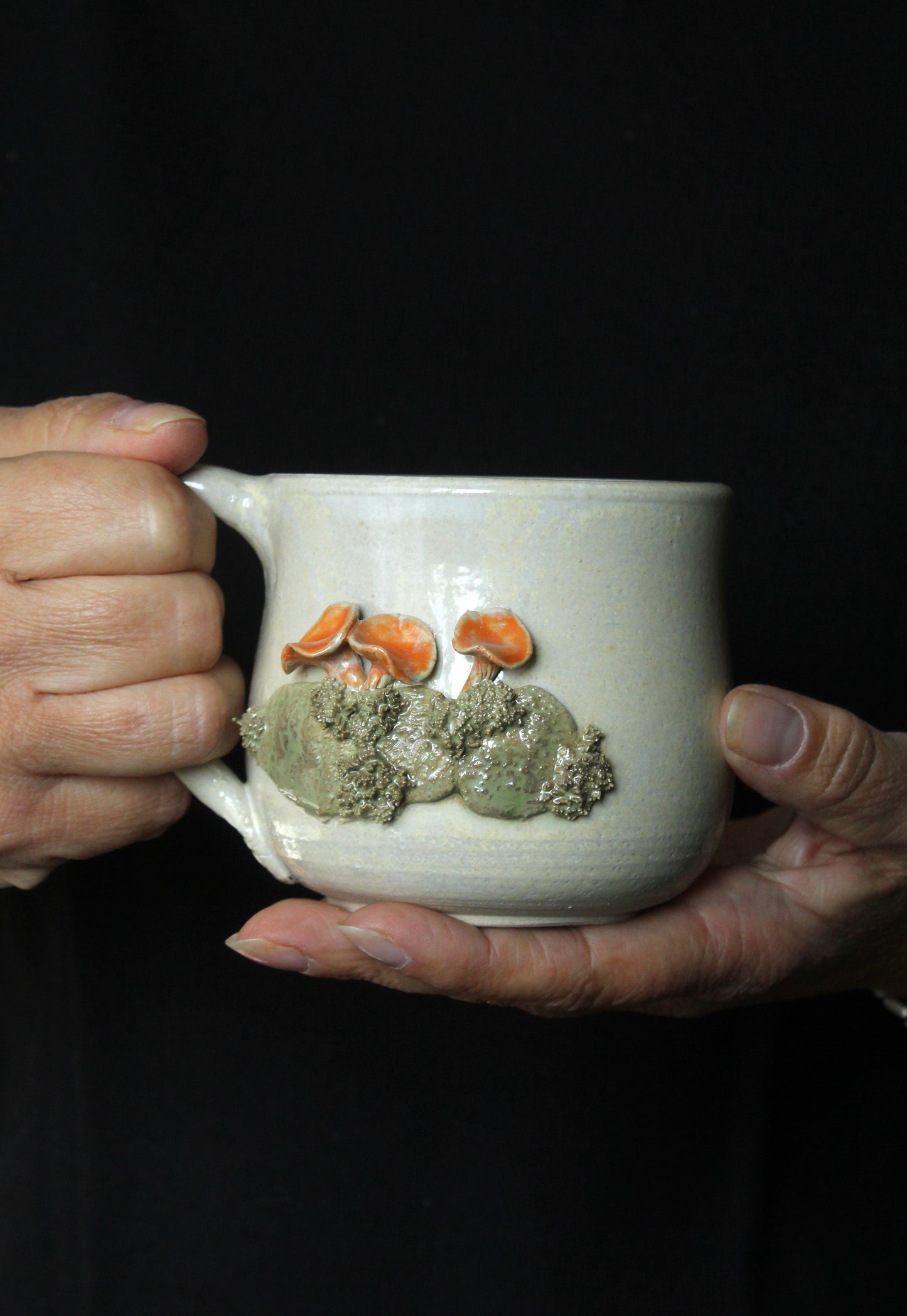 Tazza in gres color avorio con decorazione di funghi cantharellus