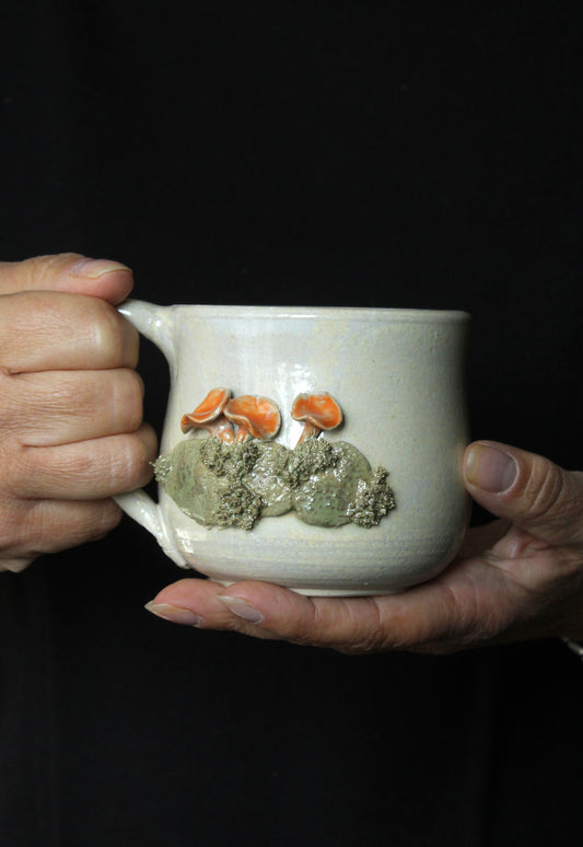 Tazza in gres color avorio con decorazione di funghi cantharellus