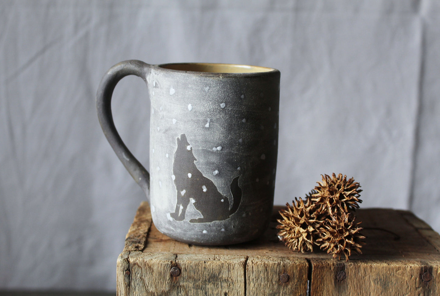 Tazza in gres nero con lupo che ulula nella neve, fatta a mano al tornio