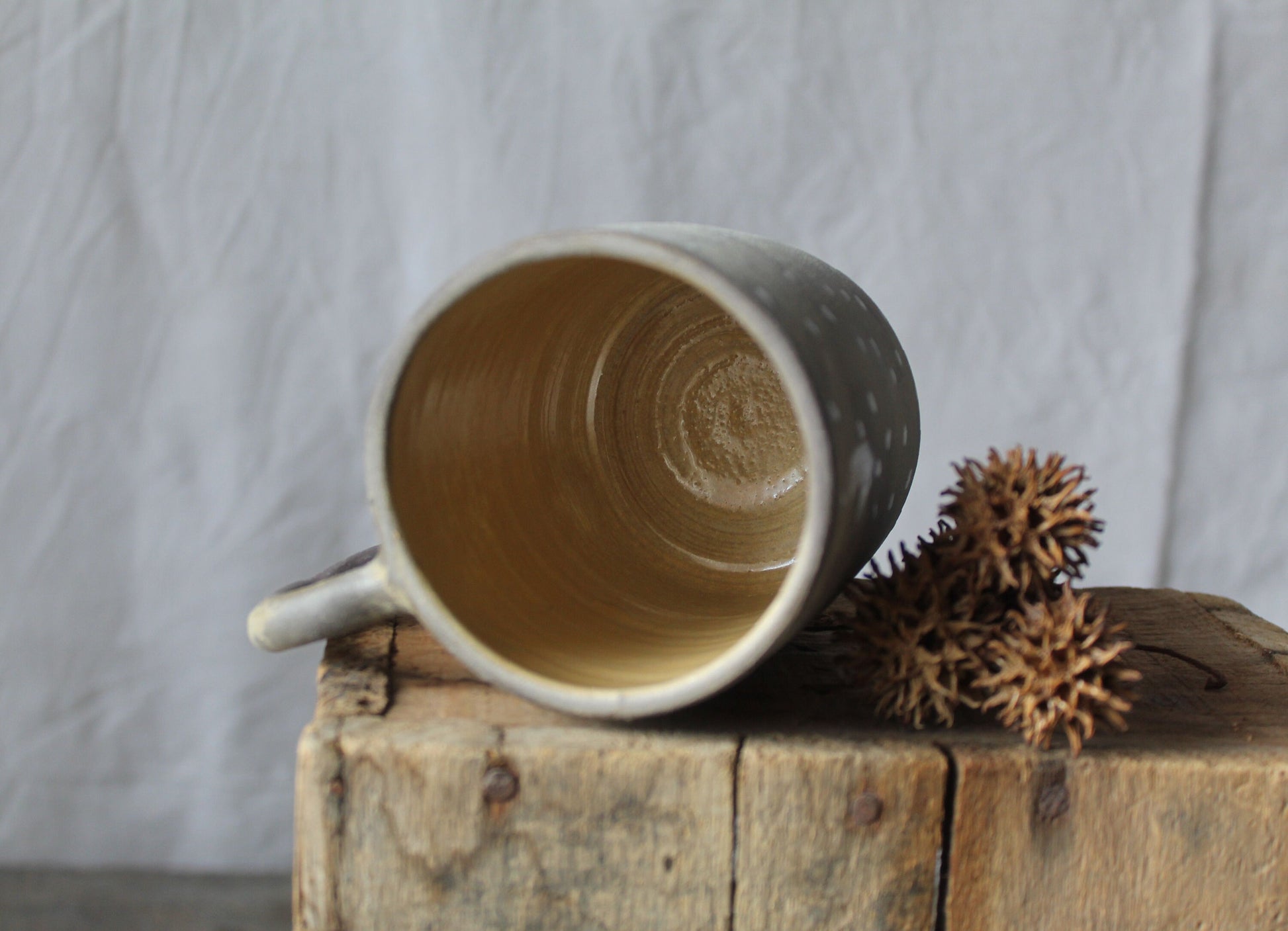 Tazza in gres nero con lupo che ulula nella neve, fatta a mano al tornio