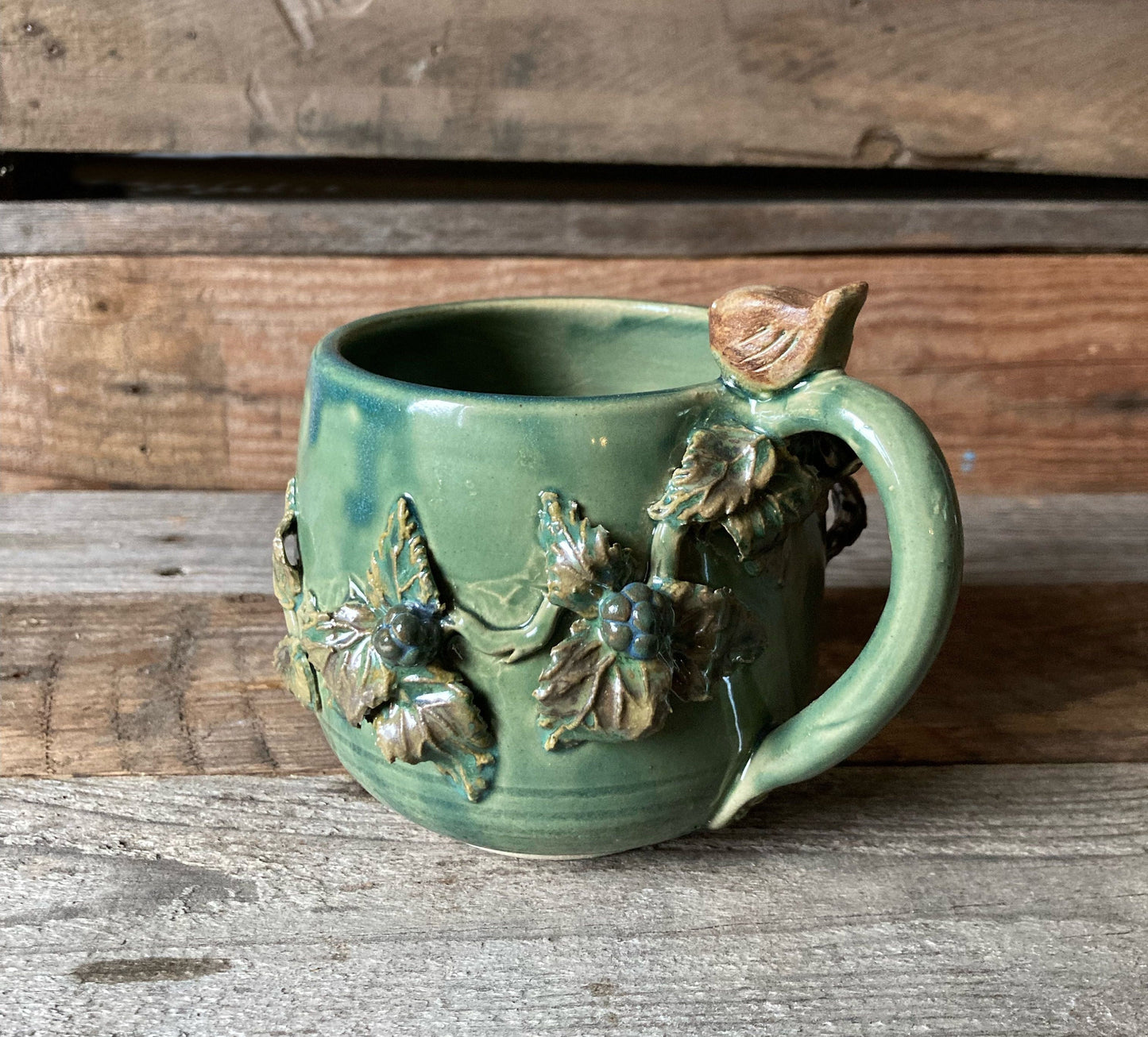 Tazza in gres verde con uccellino e rami di more, fatta a mano al tornio