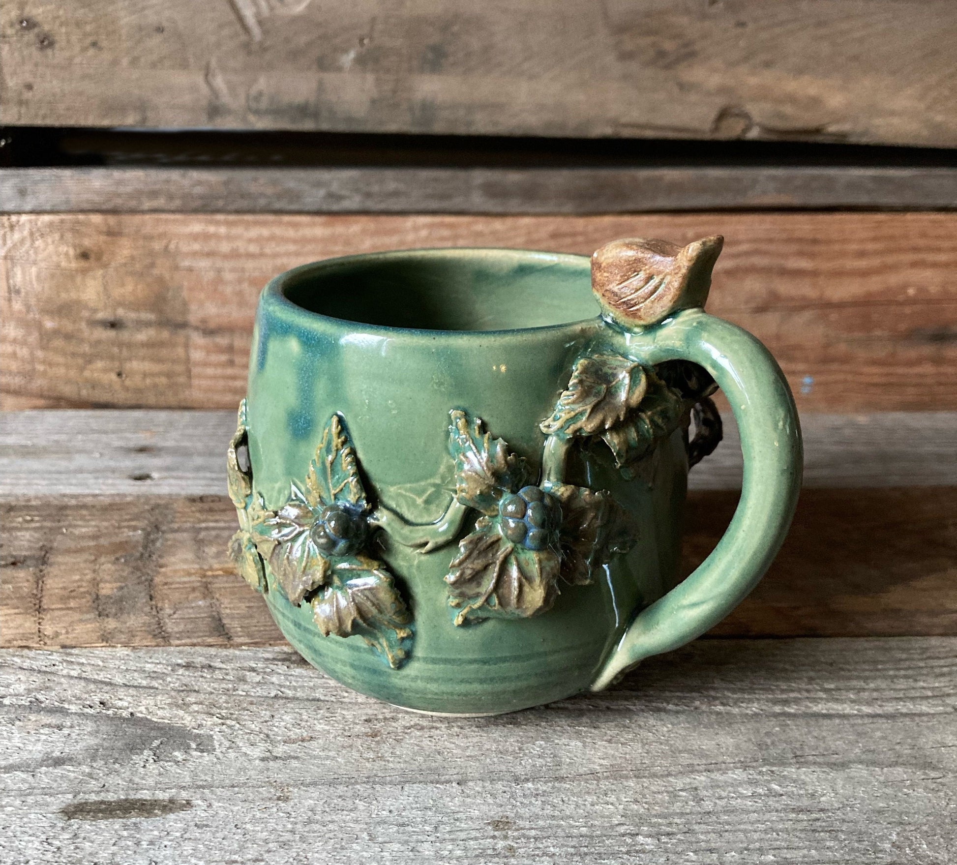 Tazza in gres verde con uccellino e rami di more, fatta a mano al tornio