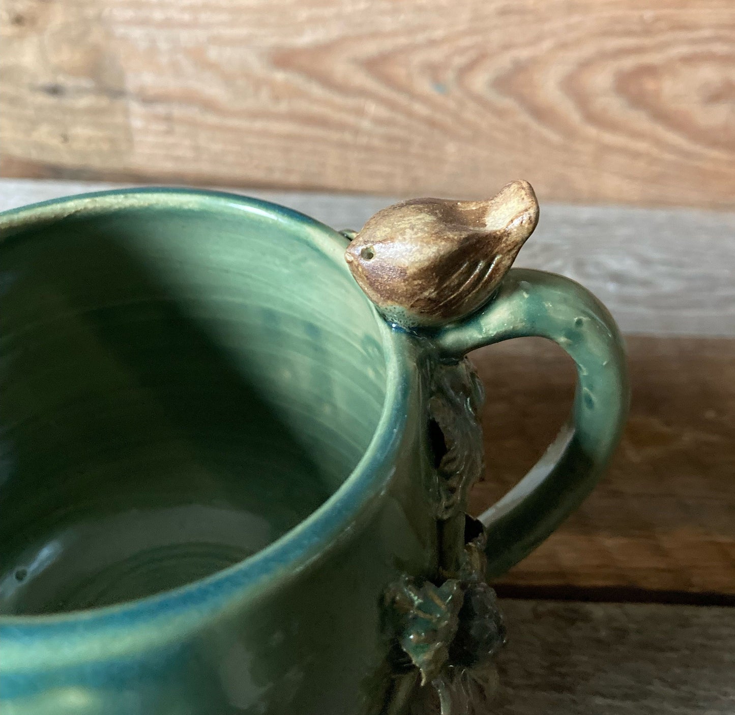 Tazza in gres verde con uccellino e rami di more, fatta a mano al tornio