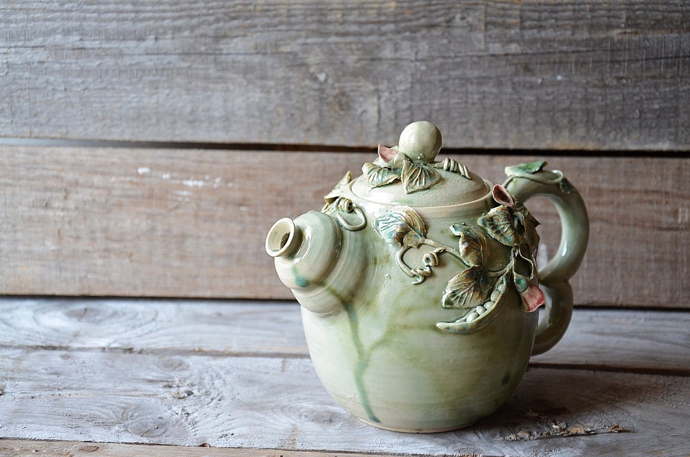 Teiera in gres azzurro con fiori, foglie e baccelli di pisello, fatta a mano al tornio