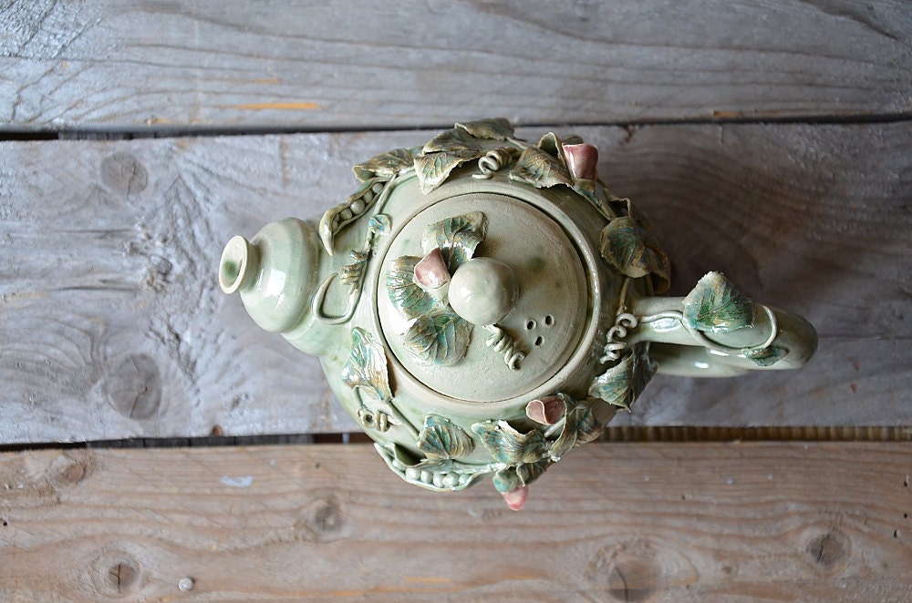 Teiera in gres azzurro con fiori, foglie e baccelli di pisello, fatta a mano al tornio