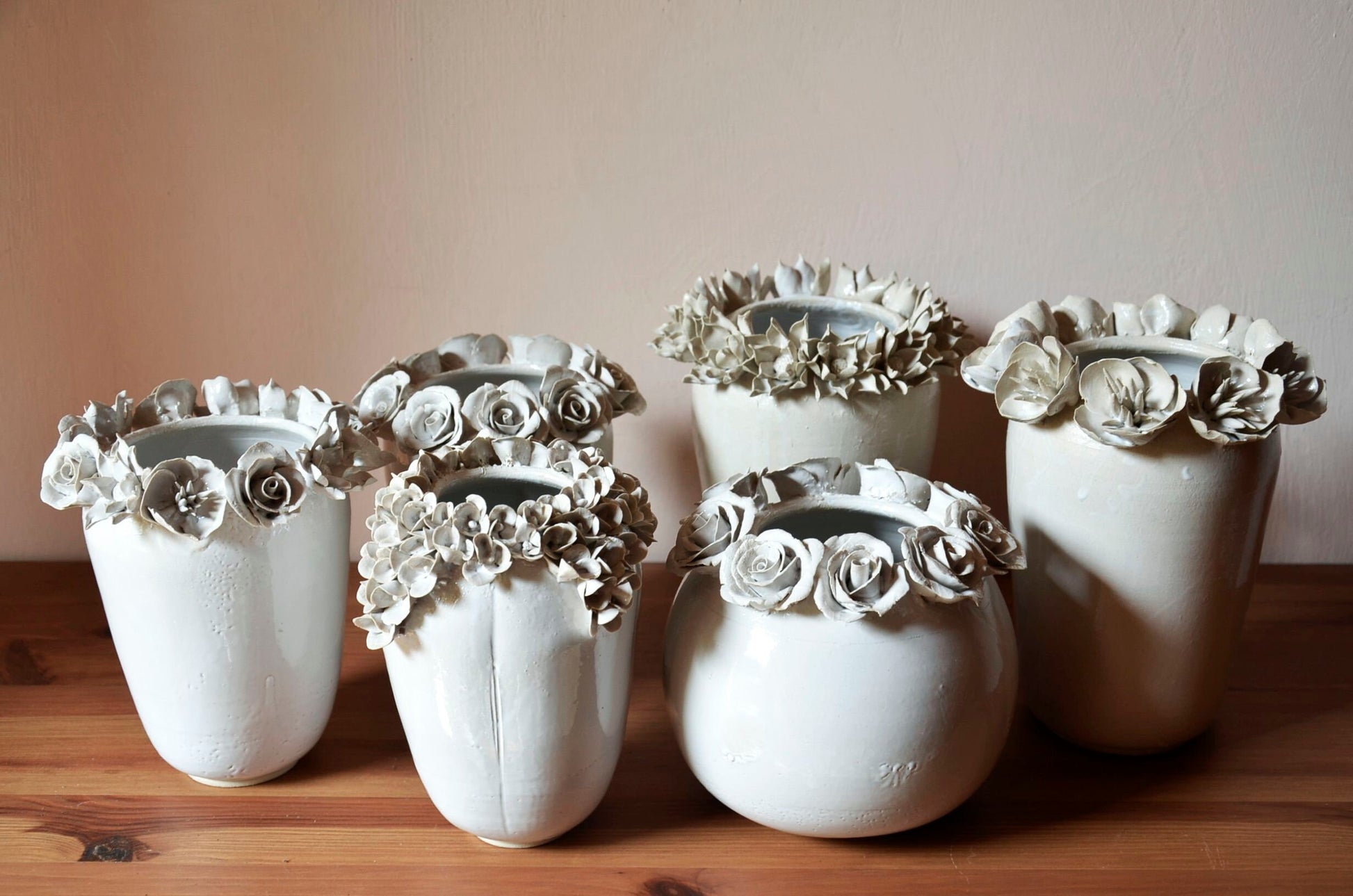 famiglia di vasi bianchi in gres con fiori