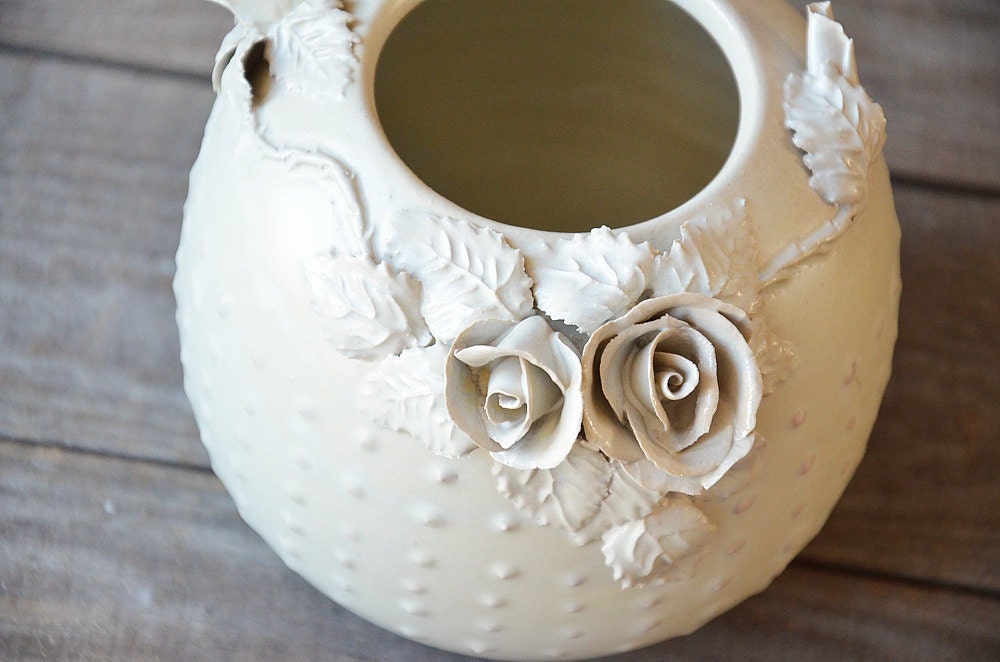 Vaso avorio con ghirlanda di rose e foglie ispirato ad Alice nel Paese delle Meraviglie