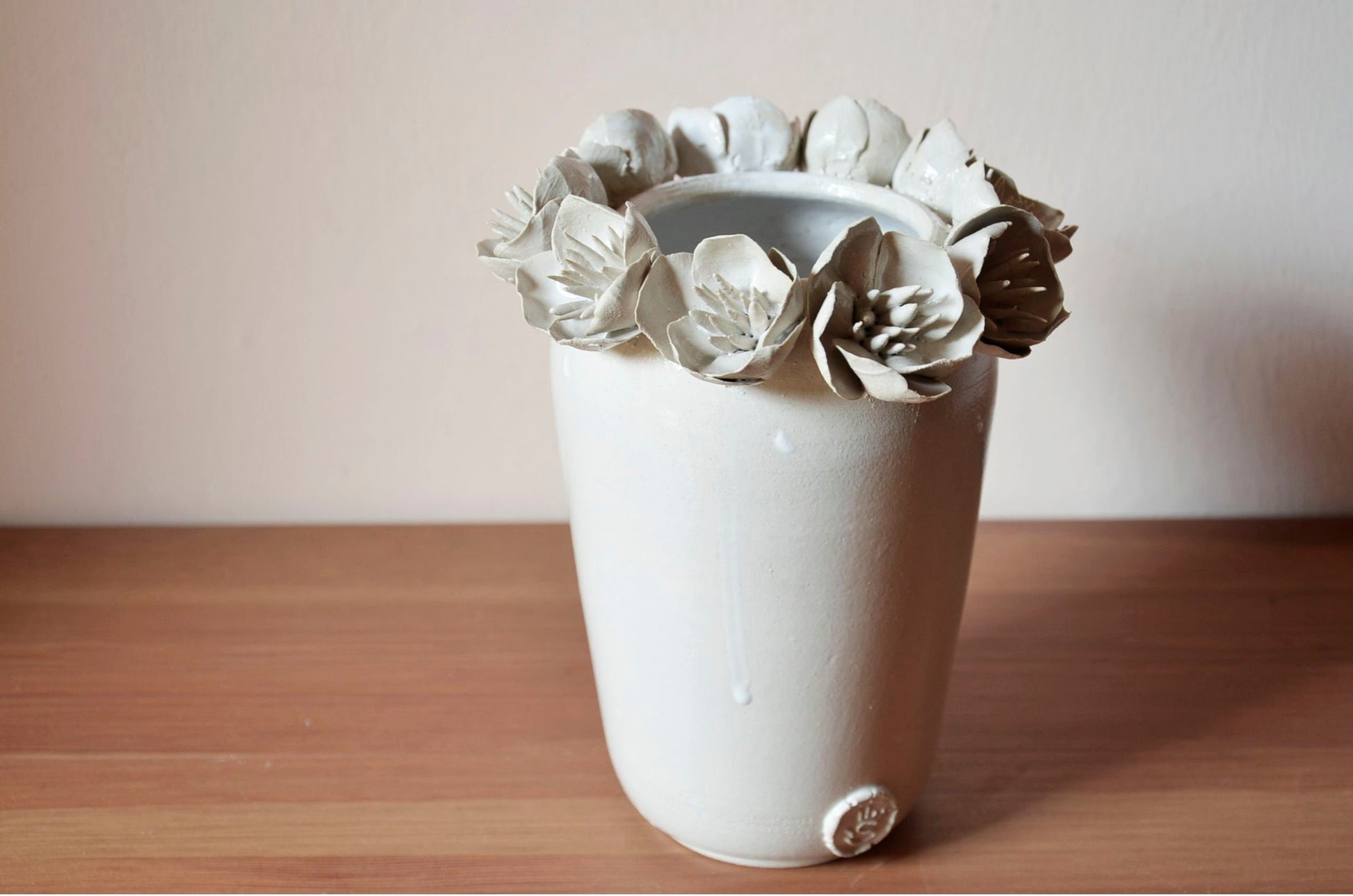 vaso alto bianco in gres con fiori di anemone