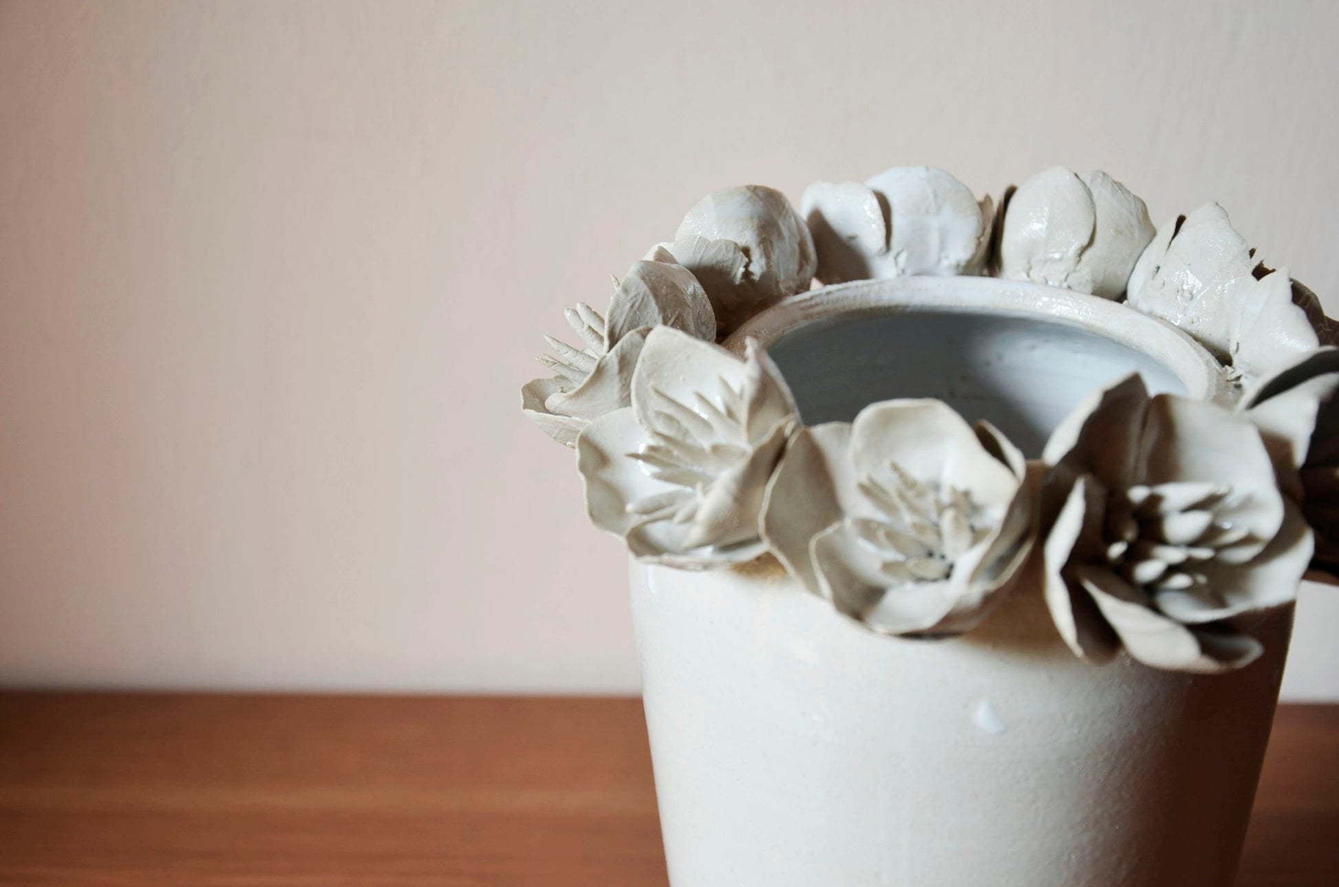 vaso alto bianco in gres con fiori di anemone