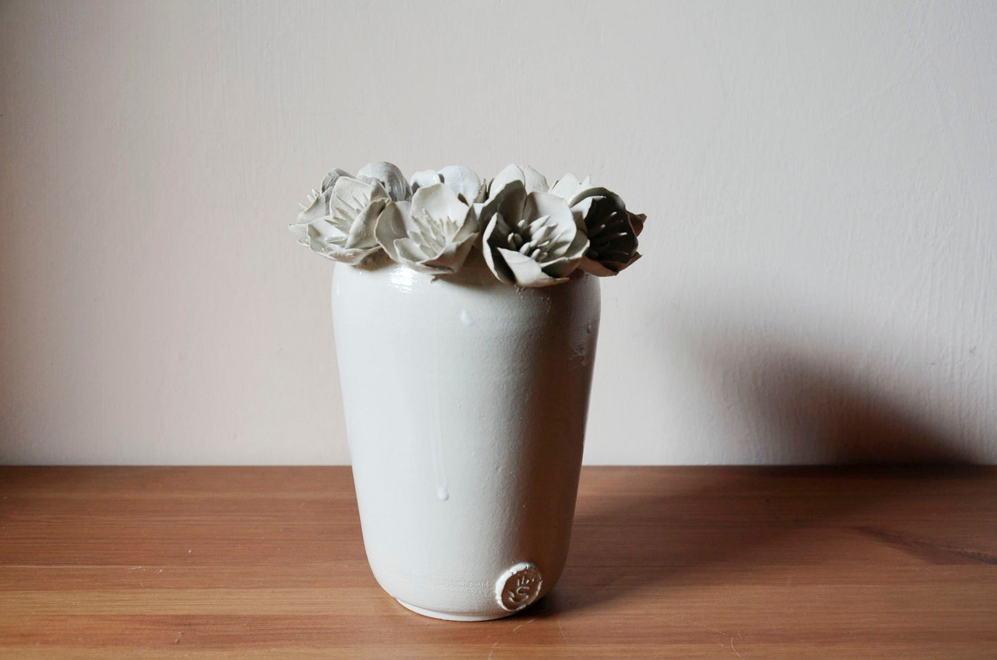 vaso alto bianco in gres con fiori di anemone